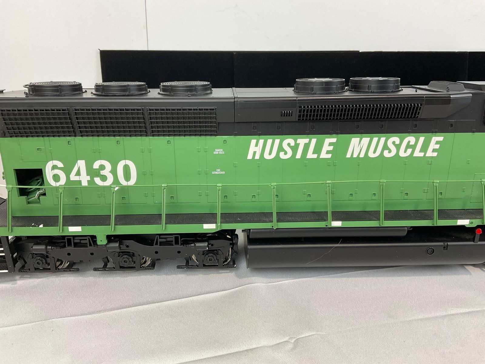 Aristo Craft Trains SD-45 Diesel Locomotive Engine Burlington Northern #6430 Hustle Muscle, in box - 9