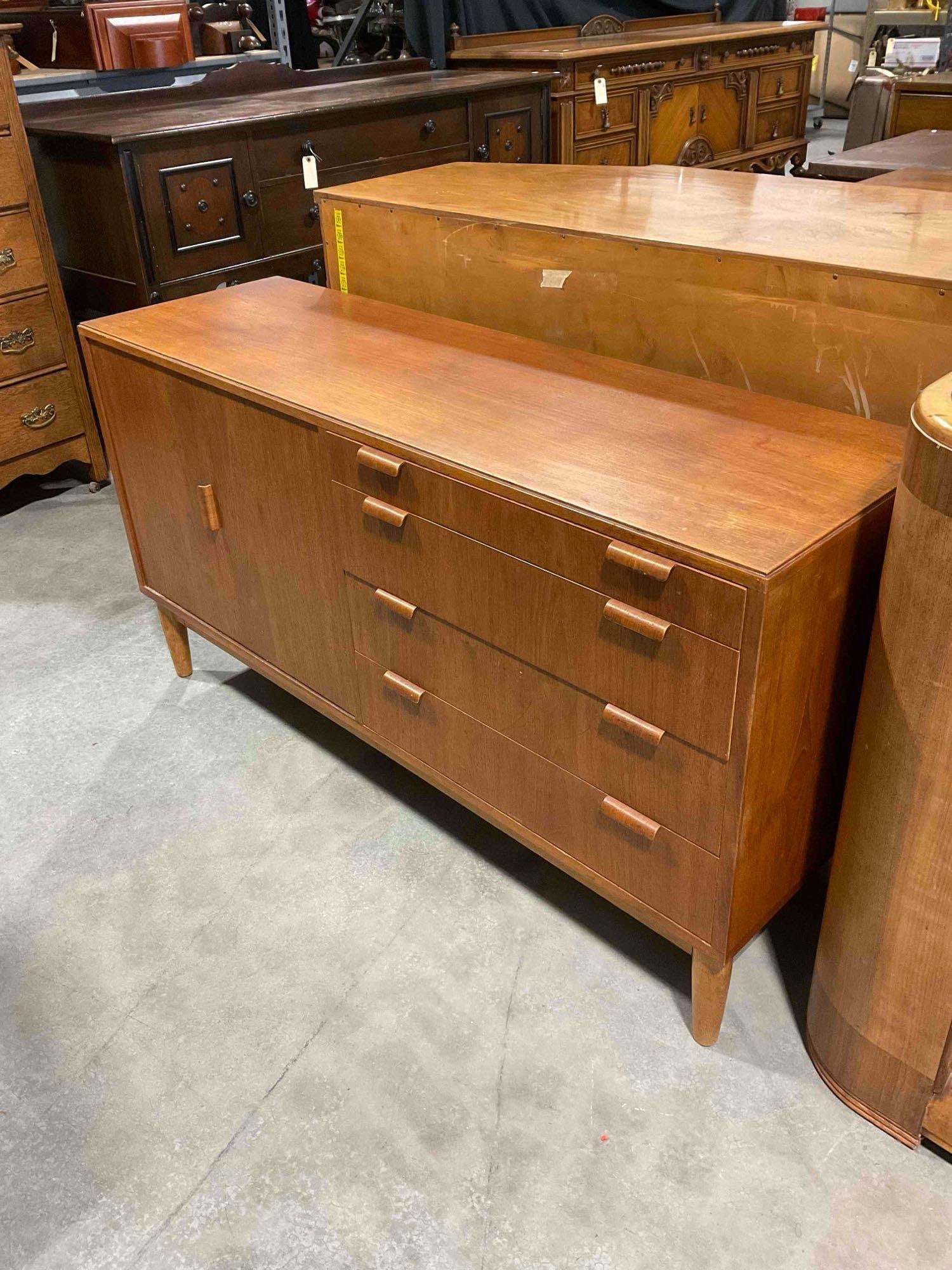 Handsome MCM Hundevad & Co. Danish Teak Sideboard Buffet. Very Good Condition. See pics. - 2