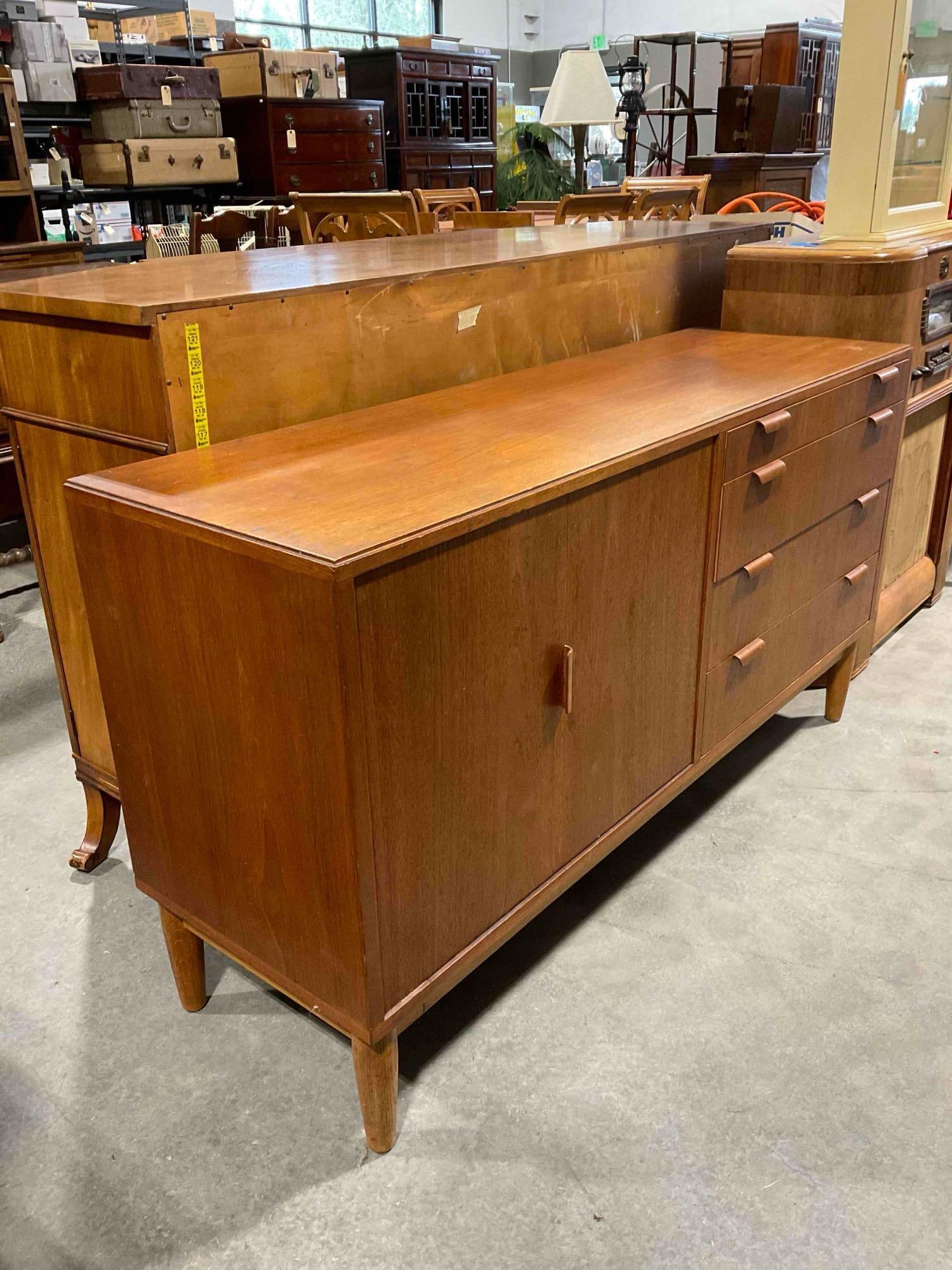 Handsome MCM Hundevad & Co. Danish Teak Sideboard Buffet. Very Good Condition. See pics. - 3