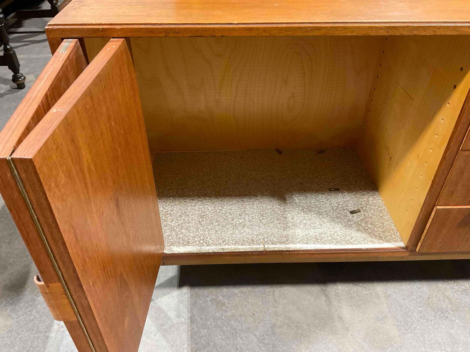 Handsome MCM Hundevad & Co. Danish Teak Sideboard Buffet. Very Good Condition. See pics. - 5