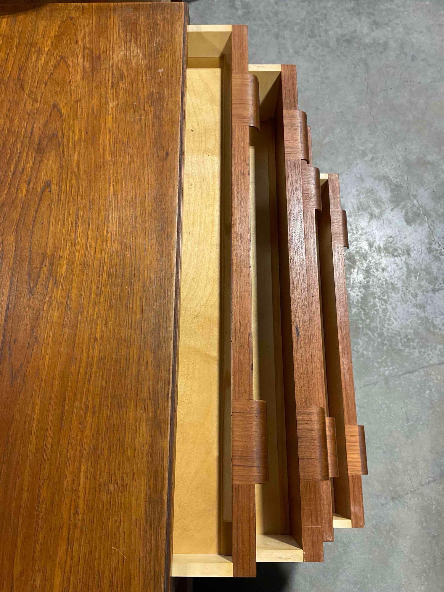 Handsome MCM Hundevad & Co. Danish Teak Sideboard Buffet. Very Good Condition. See pics. - 7