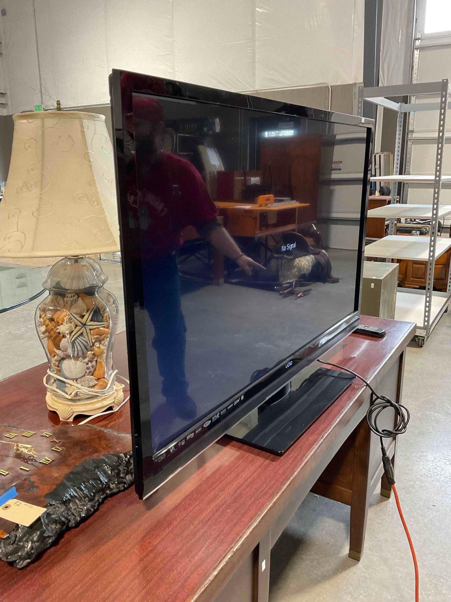 Vizio TV Model M470SL w/ Remote. Measures 43" x 29" x 10" Tested, Works. Excellent Condition. - 4