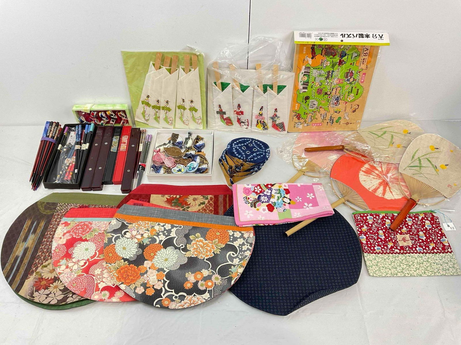 25+ pcs Charming Japanese Souvenir Collection, incl. Chopsticks & Rests, Fans & More! See pics.: 25+ pcs Charming Japanese Souvenir Collection, incl. Chopsticks & Rests, Fans & More! Minor wear indicative of age, condition is otherwise very good. Fits in box measuring 16" x 13" x 13"