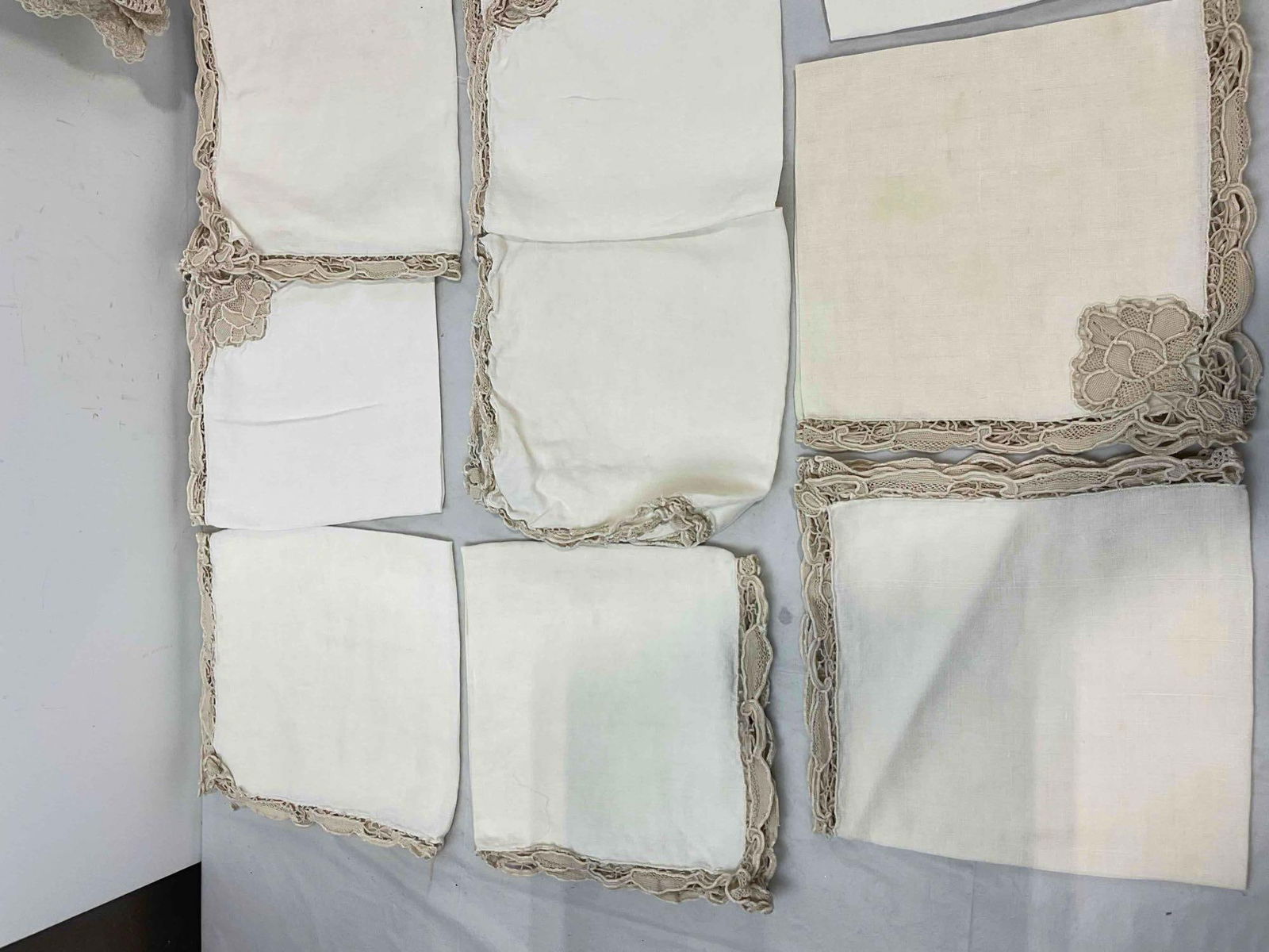 18 pcs Vintage Textiles, incl. 17x Linen Napkins & Lovely Hand Crocheted Table Cloth. See pics - 2