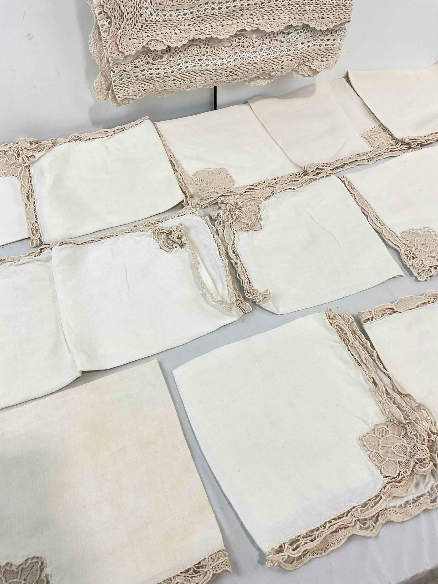 18 pcs Vintage Textiles, incl. 17x Linen Napkins & Lovely Hand Crocheted Table Cloth. See pics - 3