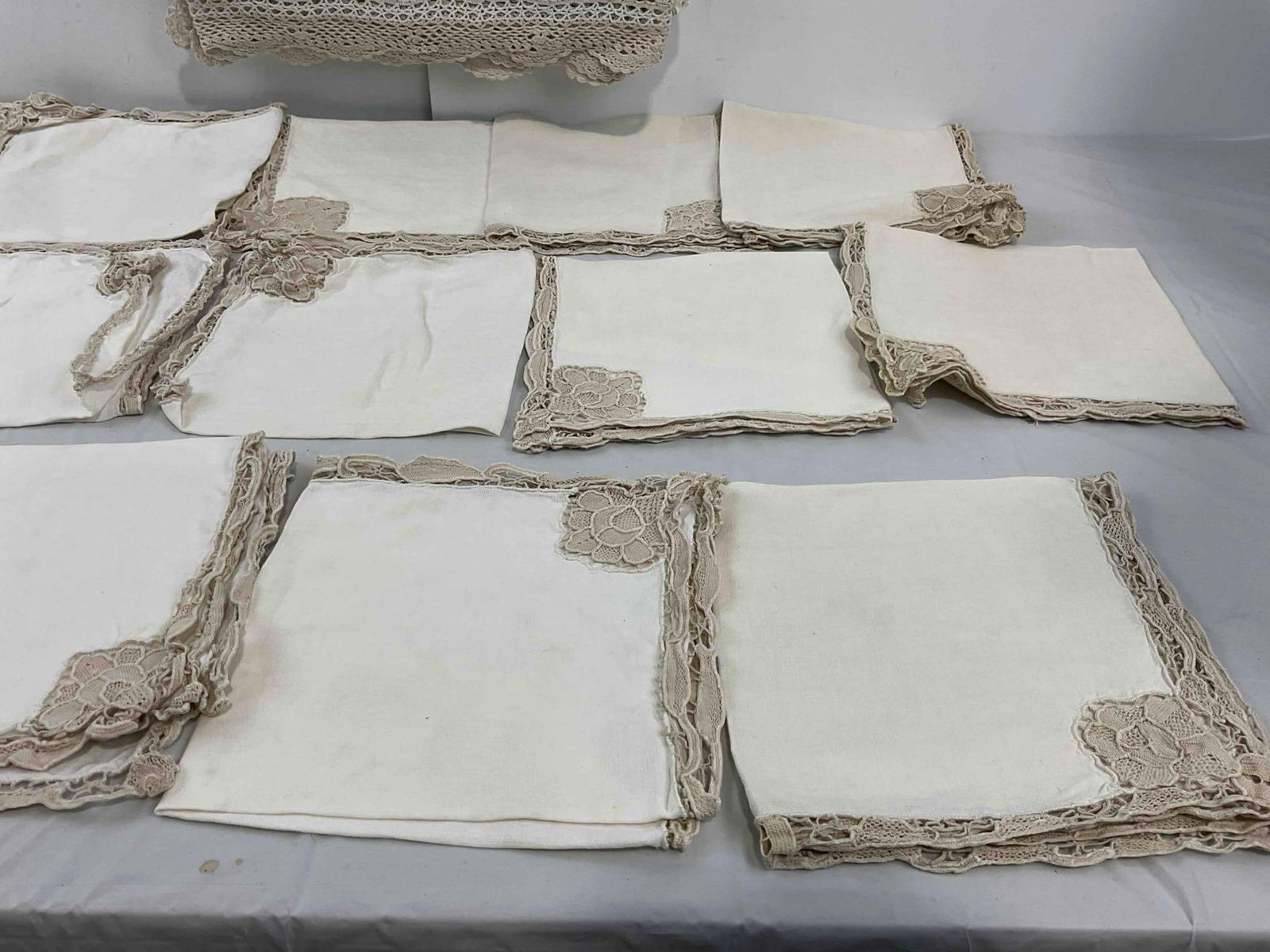 18 pcs Vintage Textiles, incl. 17x Linen Napkins & Lovely Hand Crocheted Table Cloth. See pics - 4