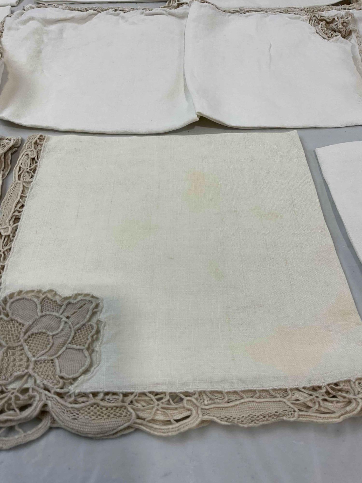 18 pcs Vintage Textiles, incl. 17x Linen Napkins & Lovely Hand Crocheted Table Cloth. See pics - 5
