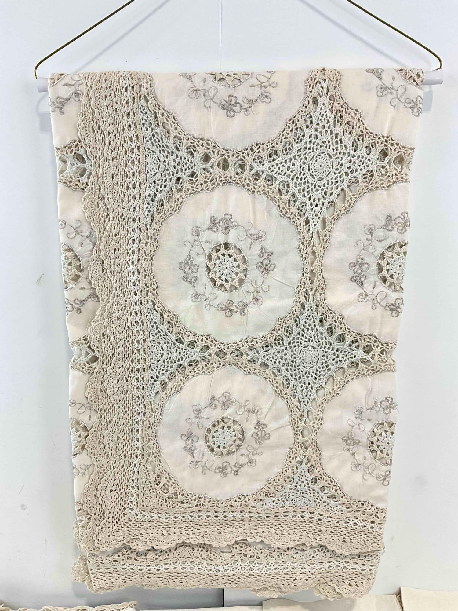 18 pcs Vintage Textiles, incl. 17x Linen Napkins & Lovely Hand Crocheted Table Cloth. See pics - 6