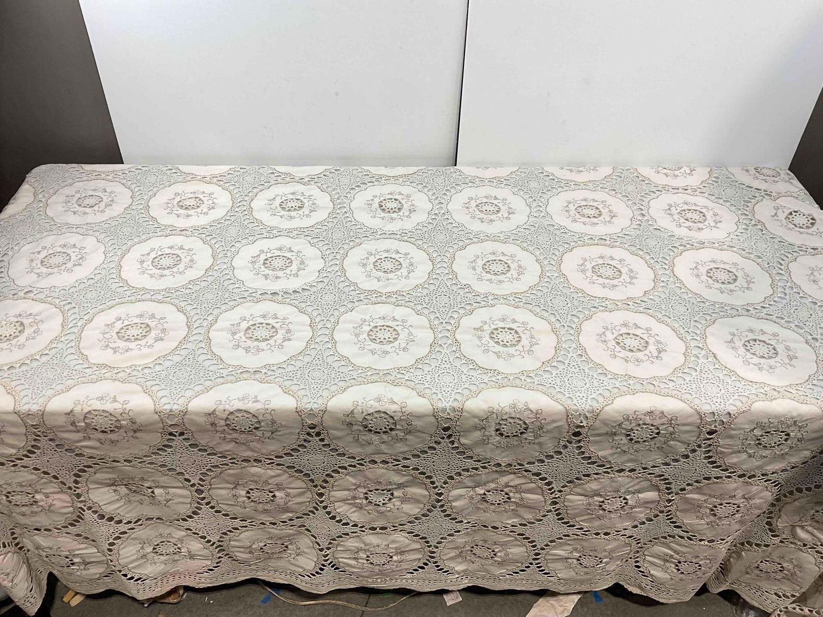 18 pcs Vintage Textiles, incl. 17x Linen Napkins & Lovely Hand Crocheted Table Cloth. See pics - 8