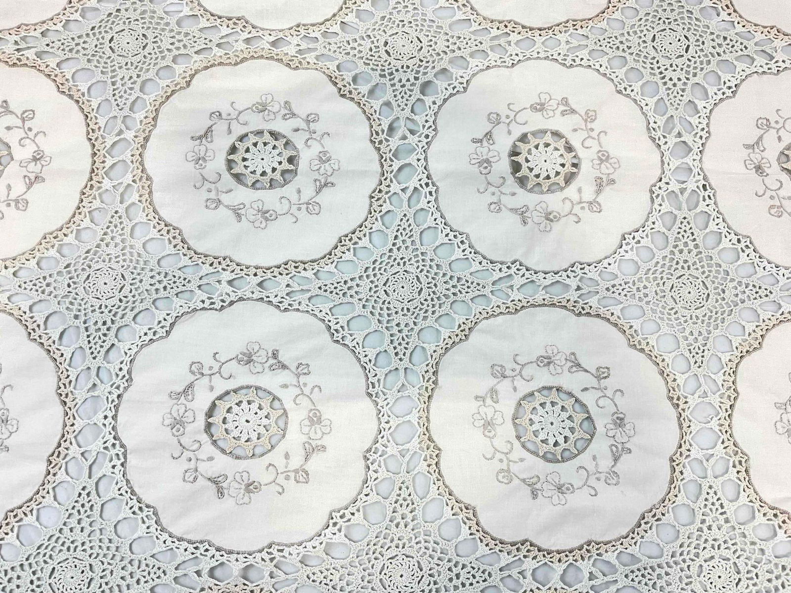 18 pcs Vintage Textiles, incl. 17x Linen Napkins & Lovely Hand Crocheted Table Cloth. See pics - 9