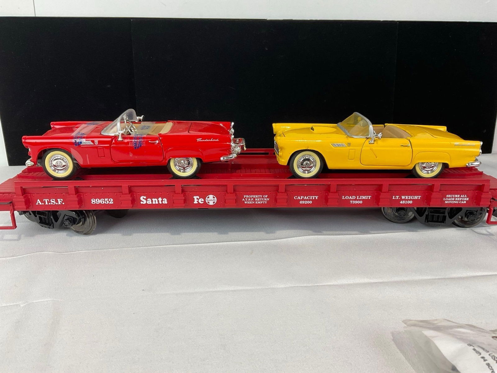 G Scale Model Train Car, USA Trains, Santa Fe Flat Car #89652 w/2 Car Models, in box - 4