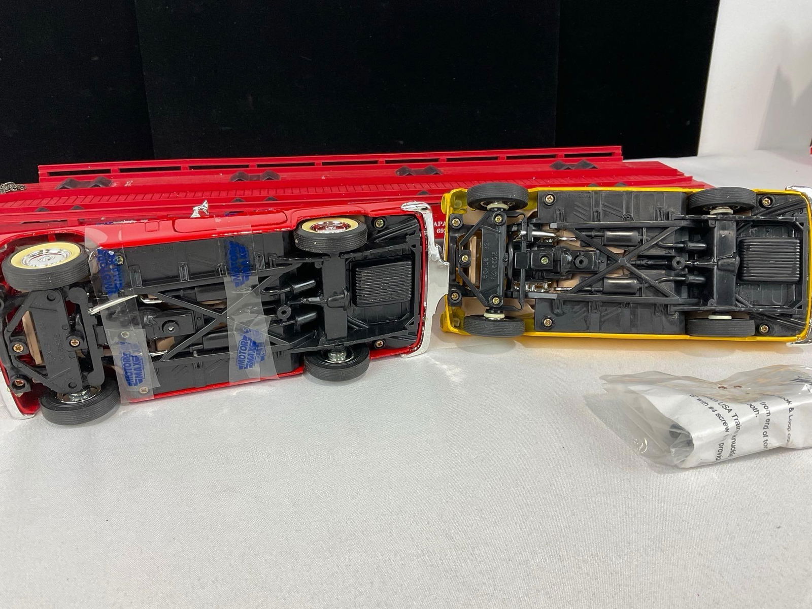 G Scale Model Train Car, USA Trains, Santa Fe Flat Car #89652 w/2 Car Models, in box - 5