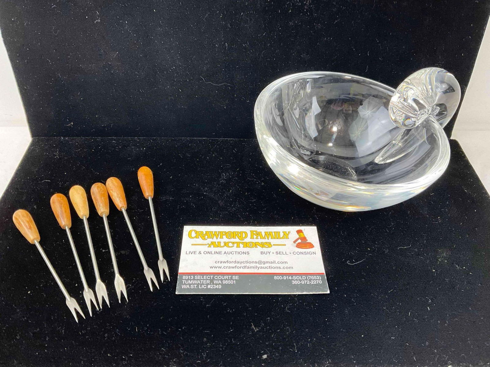 Vintage Elegant Steuben Snail Crystal Glass Bowl w/ 6 Cocktail Forks. Excellent Condition.: Vintage Elegant Steuben Snail Crystal Glass Bowl w/ 6 Cocktail Forks. Signed on bottom. Excellent Condition. Very small scratch on bottom by signature, otherwise in excellent condition. Measures 6" x