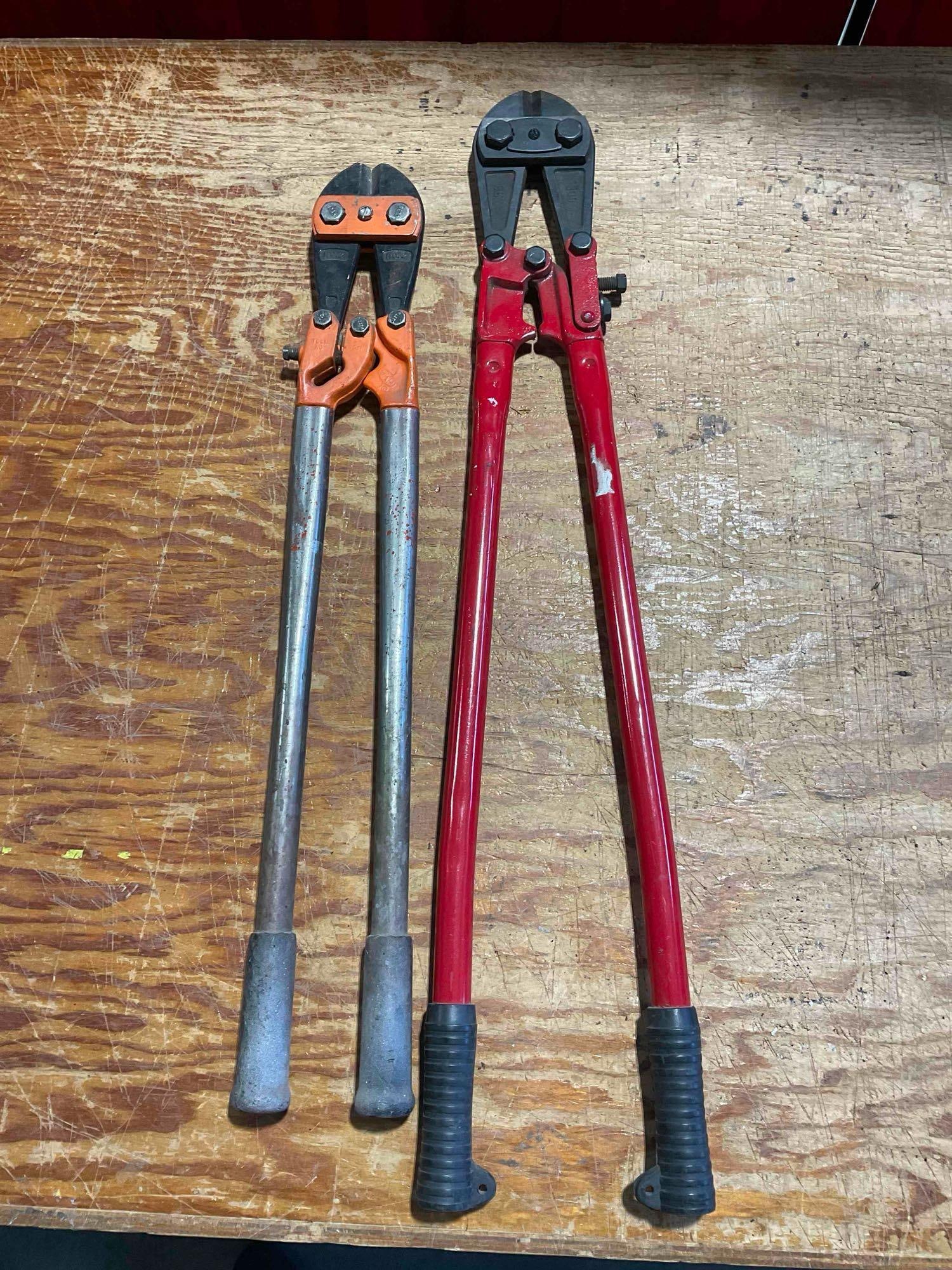 2x Pair of Bolt Cutters 1x Vintage HKP No.2 And 1x Modern Pittsburgh Brand 36": *No in-house shipping, due to size and weight* Approximately 36" x 9" x 5" together. Items are in fair condition with wear consistent with each age. See pics. V-5360 *No in-house shipping,