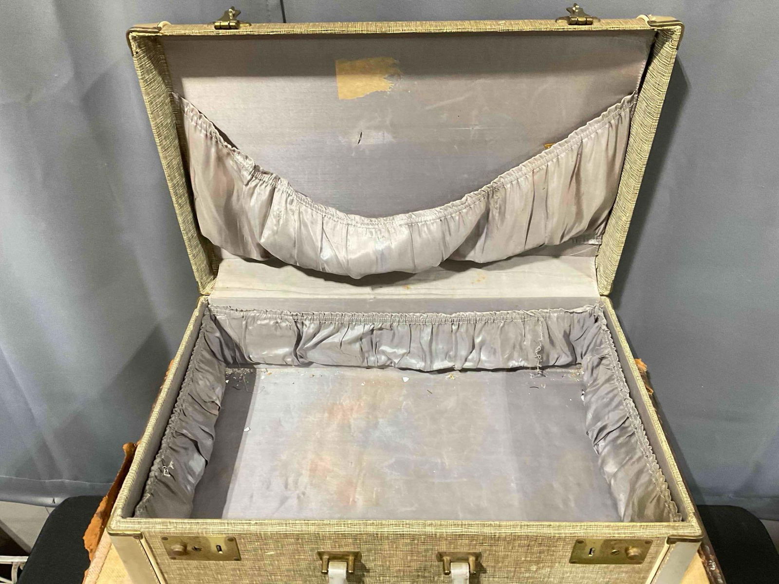 3 pcs Vintage Suitcases, incl. Beige, Gray & Brown. Good Condition. See pics. - 4