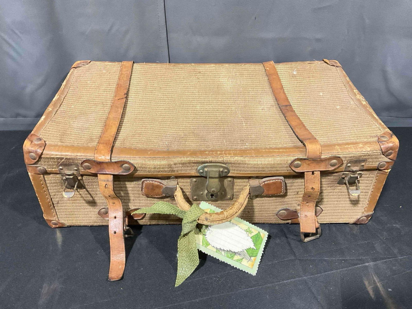 Vintage Brown Wicker Rattan? & Leather Suitcase. Good Condition. See pics.: Vintage Brown Wicker Rattan? & Leather Suitcase. Good Condition. Wear indicative of age, condition is otherwise good. Measures 24" x 8" x 17" Dm-5440 *Oversized shipping may apply* 