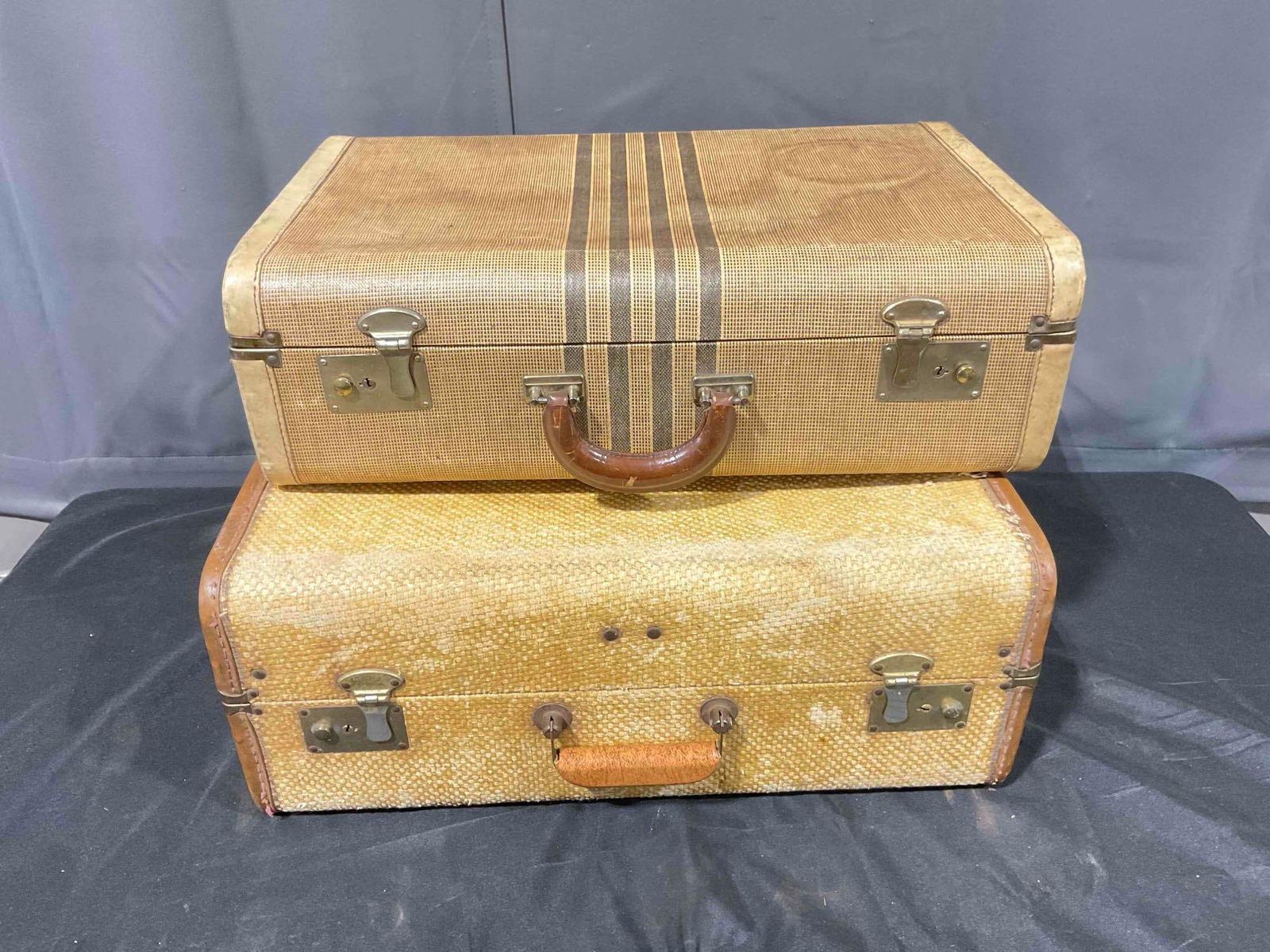 2 pcs Vintage Suitcases, 1x Brown Striped & 1x Woven Yellow w/ Lovely Brown Fabric Interior.: 2 pcs Vintage Suitcases, 1x Brown Striped & 1x Woven Yellow w/ Lovely Brown Fabric Interior. Have wear indicative of age, condition is otherwise good. Larger measures 24" x 16" x 8"