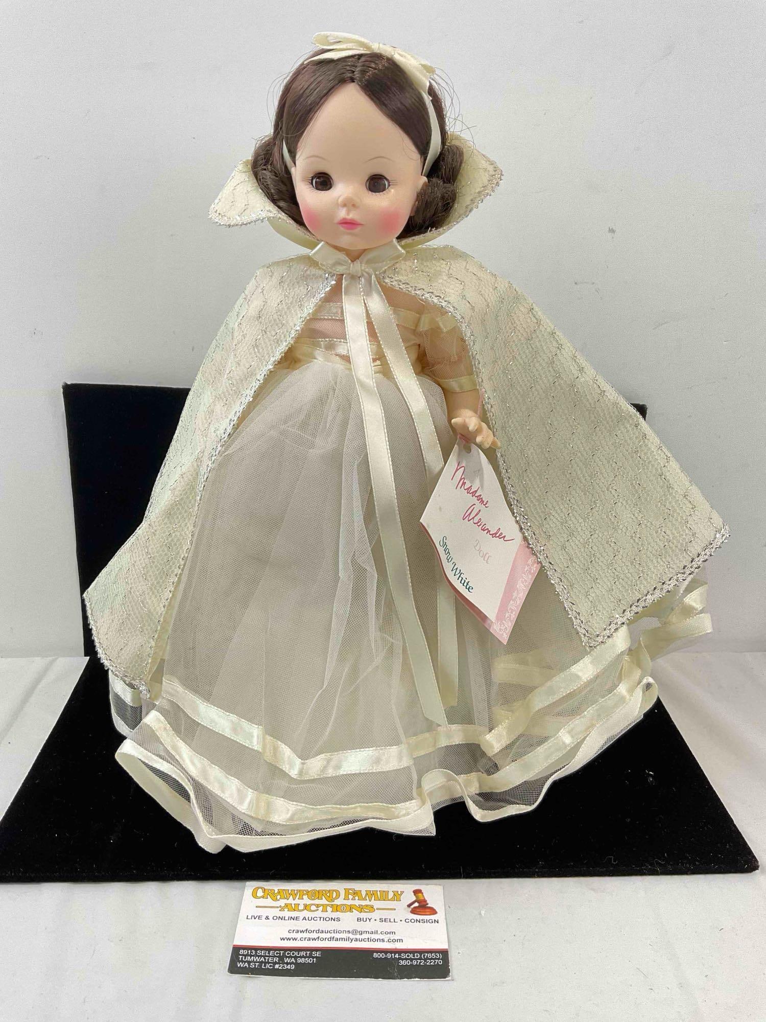 Vintage Madame Alexander Plastic Snow White Doll w/ Stand & Tag. Very Good Condition.: Vintage Madame Alexander Plastic Snow White Doll w/ Stand & Tag. Very Good Condition. Minor wear indicative of age, condition is otherwise very good. Measures 10" x 10" x 18" Dm-5410