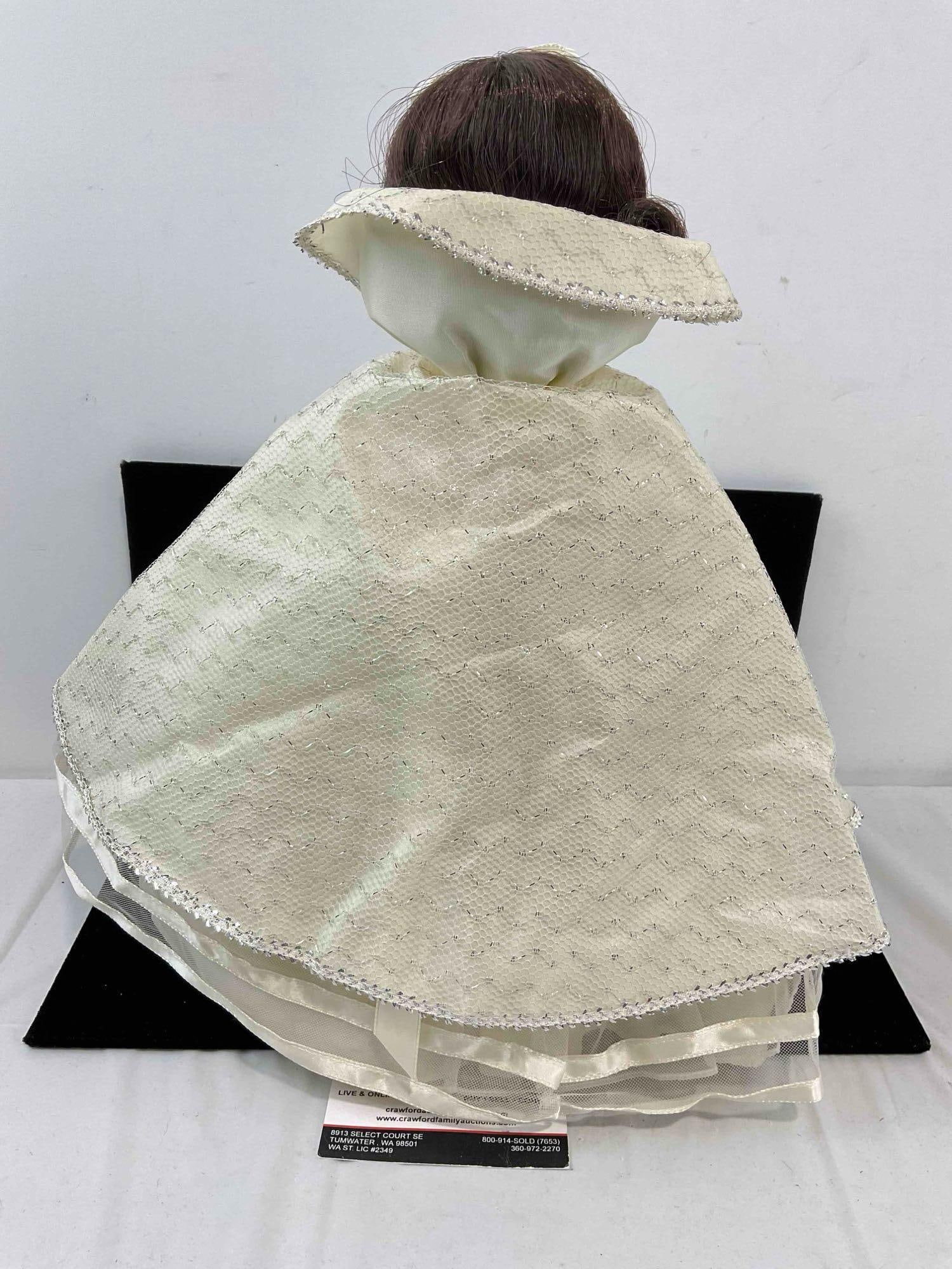 Vintage Madame Alexander Plastic Snow White Doll w/ Stand & Tag. Very Good Condition. - 4