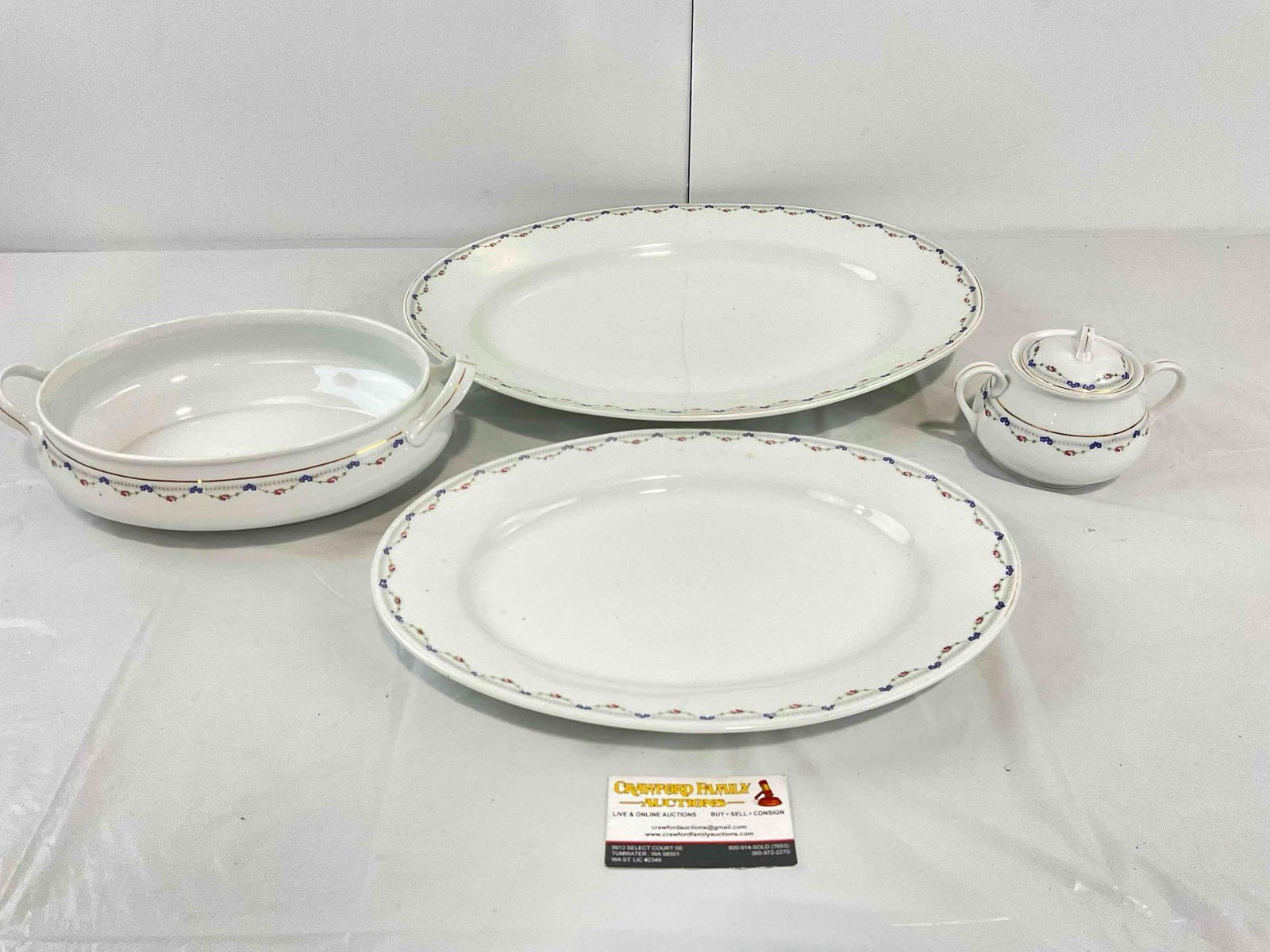 4 pcs Vintage Thun Klosterle? Czech Porcelain Dishes. Excellent Condition. See pics.: 4 pcs Vintage Thun Klosterle? Czech Porcelain Dishes. Excellent Condition. 2 large serving dishes, tureen without lid, and sugar bowl with lid. Hallmark is TK Czechoslovakia. Largest measures 17.5" x