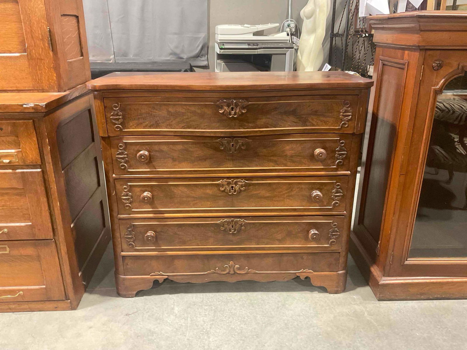 Handsome Antique Mahogany Wood Dresser w/ 4 Drawers & Key. Excellent Condition. See pics. (1 of 9)