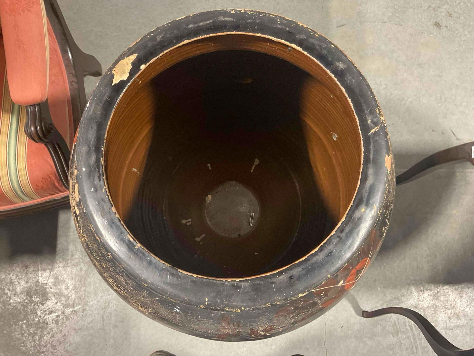 Antique Large Asian Black Painted Ceramic Vase w/ Wooden Lid & Red Floral Motif. See pics. - 6