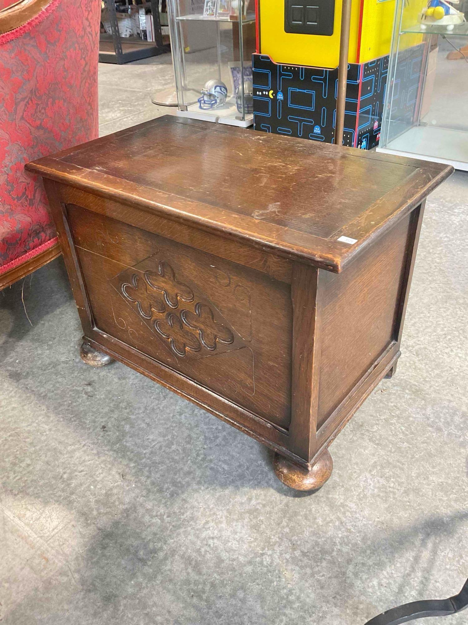 Vintage Petite Wooden Chest w/ Walnut Veneer & Quatrefoil Design. Very Good Condition. See pics. - 2