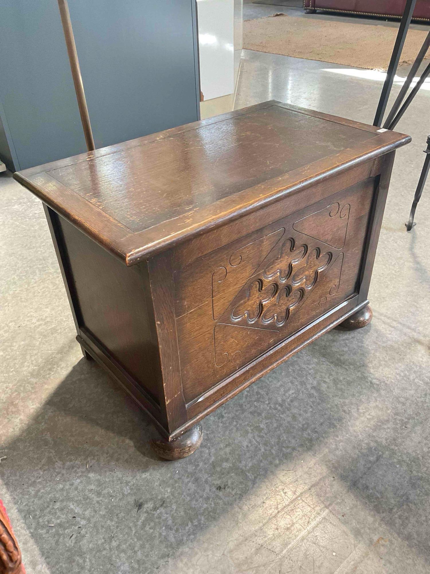 Vintage Petite Wooden Chest w/ Walnut Veneer & Quatrefoil Design. Very Good Condition. See pics. - 3
