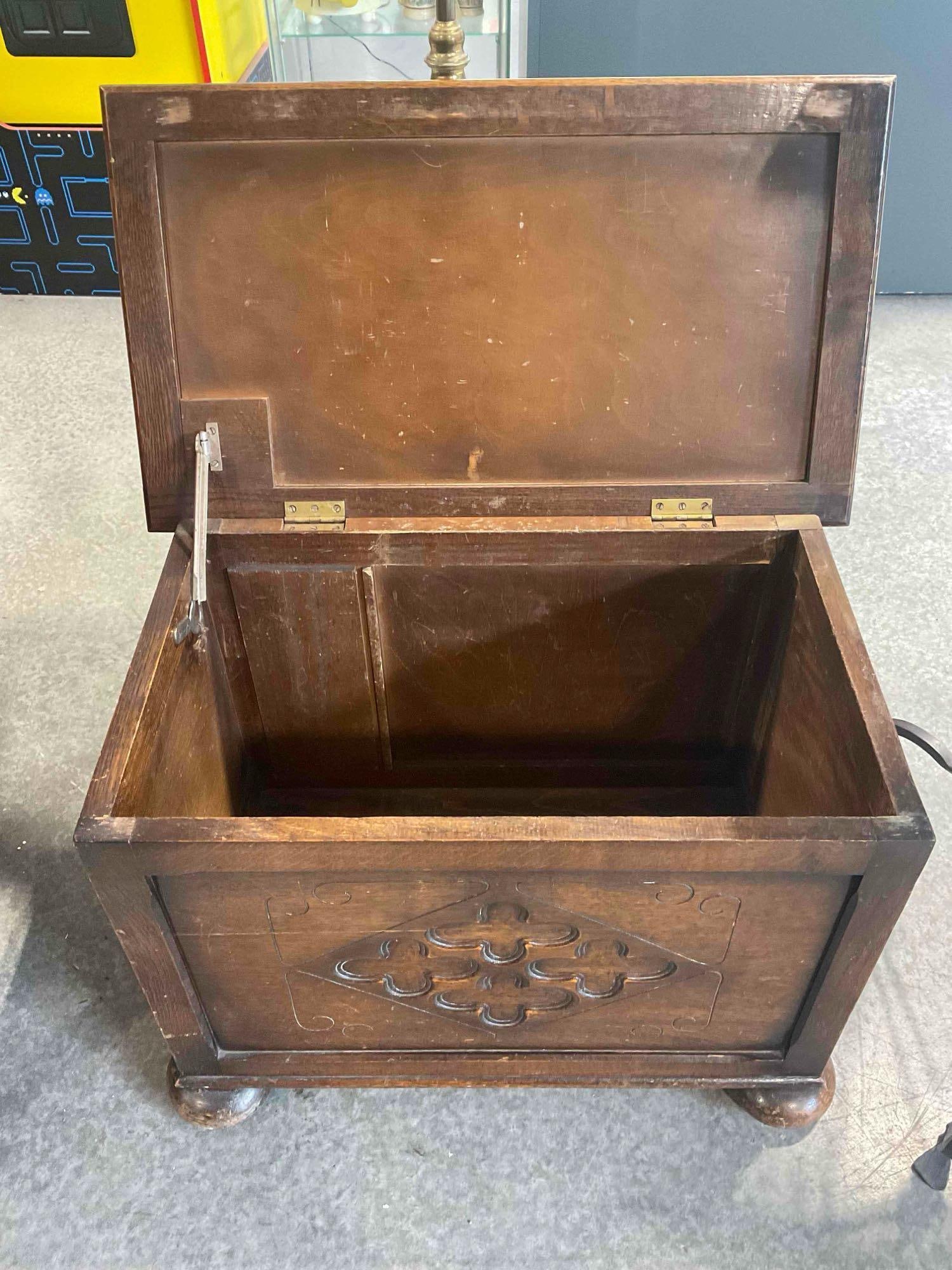 Vintage Petite Wooden Chest w/ Walnut Veneer & Quatrefoil Design. Very Good Condition. See pics. - 5