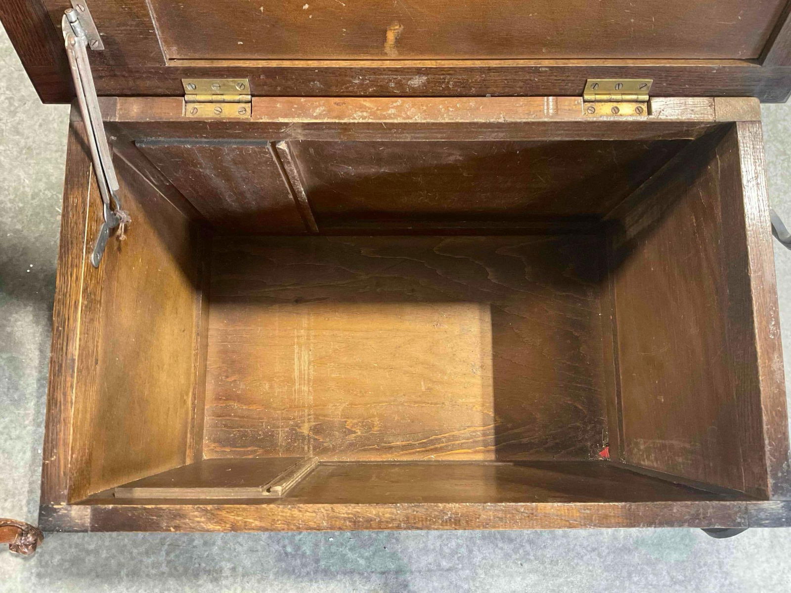 Vintage Petite Wooden Chest w/ Walnut Veneer & Quatrefoil Design. Very Good Condition. See pics. - 6