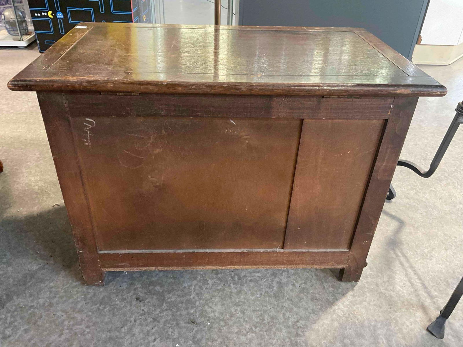 Vintage Petite Wooden Chest w/ Walnut Veneer & Quatrefoil Design. Very Good Condition. See pics. - 7