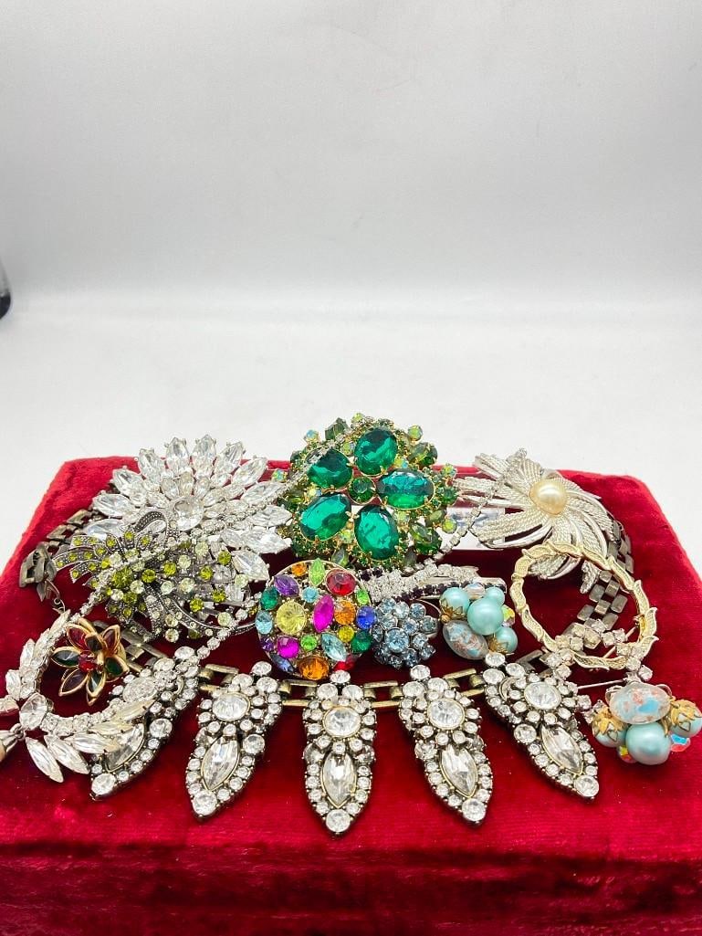 Collection Rhinestone jewelry Brooches, Necklace's , earrings , ring Some signed: C-414 The large 4 tiered Clear Rhinestone Starburst Brooch is most likely an unsigned Piece by Weiss of NY 6 x brooches,1 hair clip,2 rings, s sets of earrings , 1x Clear