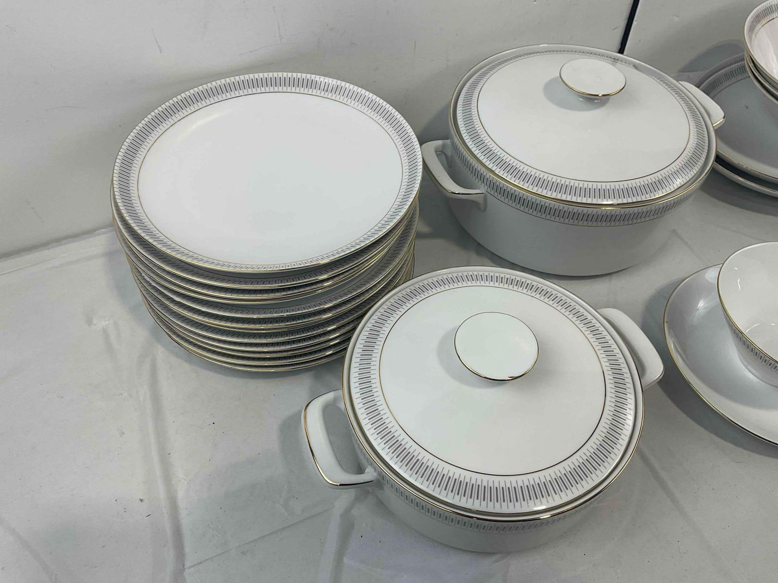 45 pcs Vintage Esenbach Bavaria Germany White Porcelain Dish Set. Excellent Condition. See pics. - 2