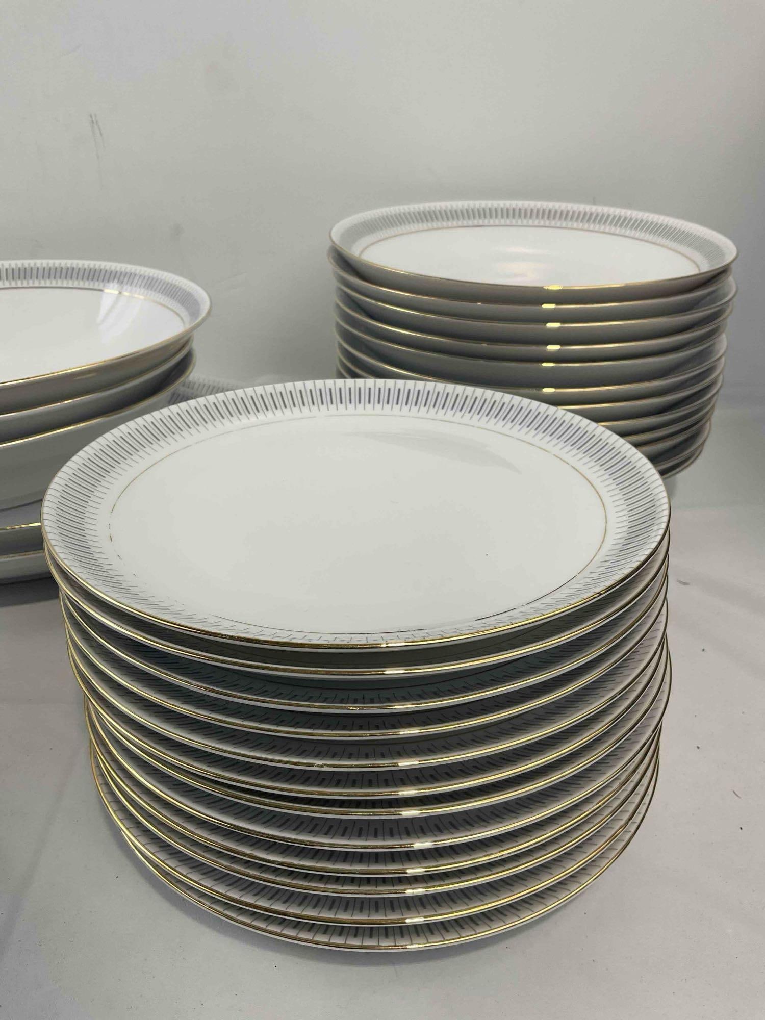 45 pcs Vintage Esenbach Bavaria Germany White Porcelain Dish Set. Excellent Condition. See pics. - 5