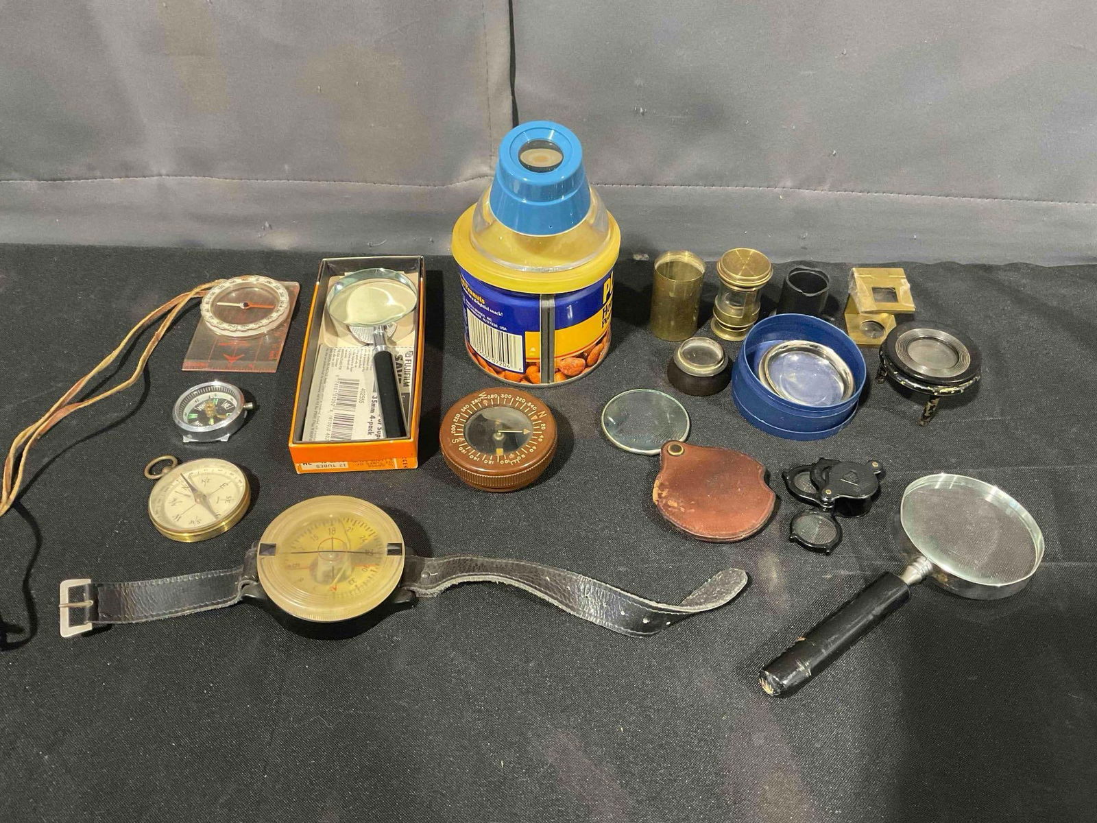 16 pcs Eyepiece & Compass Assortment, incl. Magnifying Glasses, Lenses & More! See pics.: 16 pcs Eyepiece & Compass Assortment, incl. Magnifying Glasses, Lenses & More! Minor wear indicative of age, condition is otherwise very good. Fits in box measuring 12" x 9" x 6" DM-5360