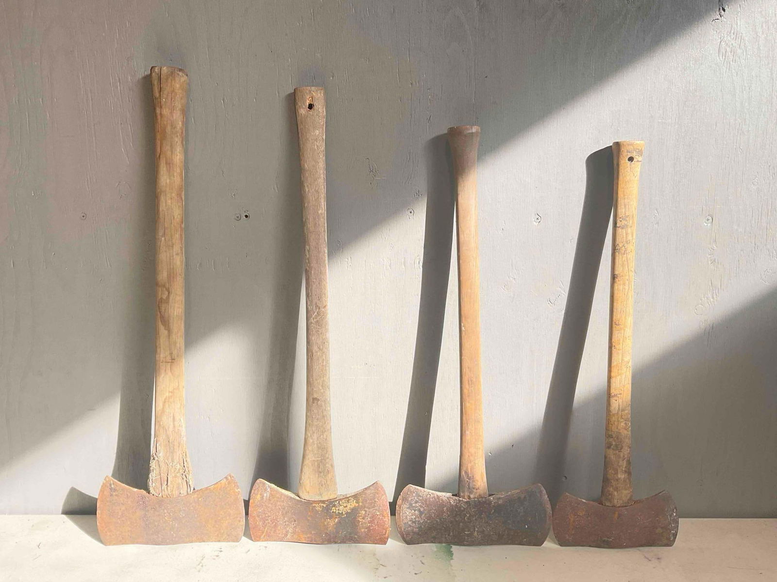 4 pcs Vintage Double-Bit Axes, incl. 1x Unico Premium, 3x Unbranded. Good Condition. See pics.: *No in-house shipping, due to size and weight* 4 pcs Vintage Double-Bit Axes, incl. 1x Unico Premium, 3x Unbranded. Good Condition. Blades are rusted, have wear indicative of age and use,