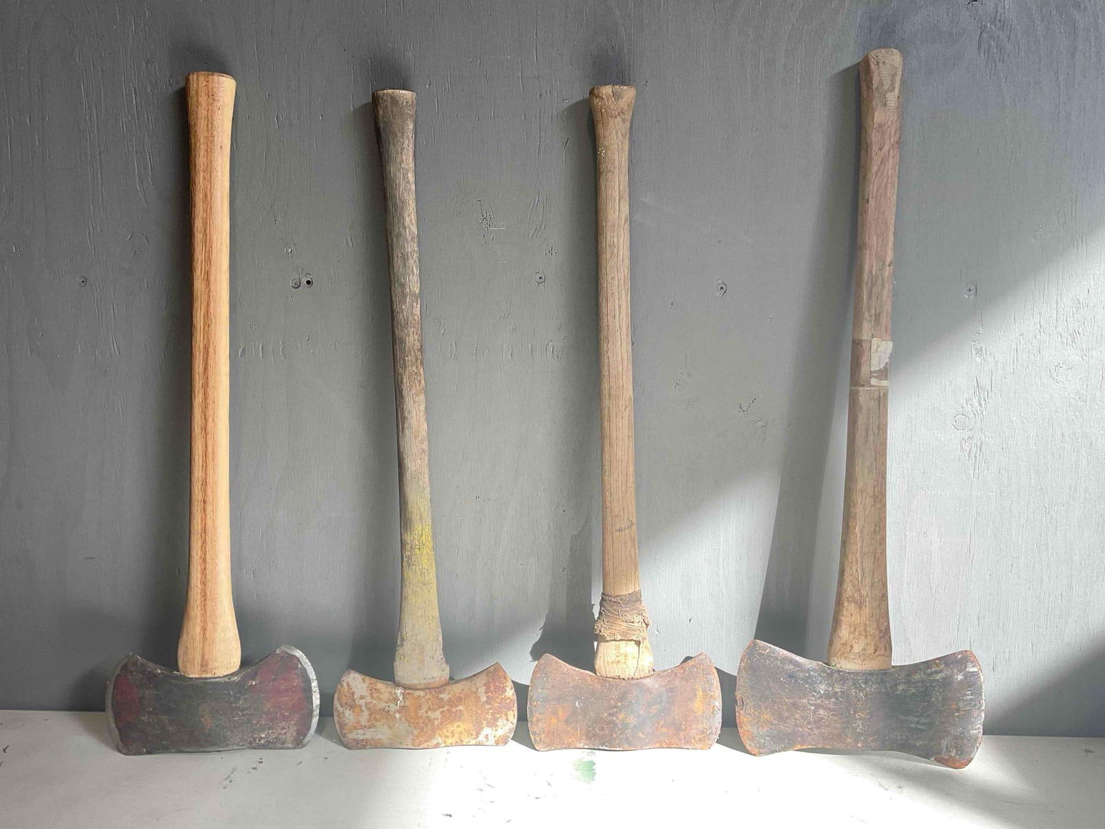 4 pcs Vintage Double-Bit Axes, incl. True Temper & Plumb, 2x Unbranded. Good Condition. See pics.: *No in-house shipping, due to size and weight* 4 pcs Vintage Double-Bit Axes, incl. True Temper & Plumb, 2x Unbranded. Good Condition. True Temper blade is chipped, all are rusted, condition