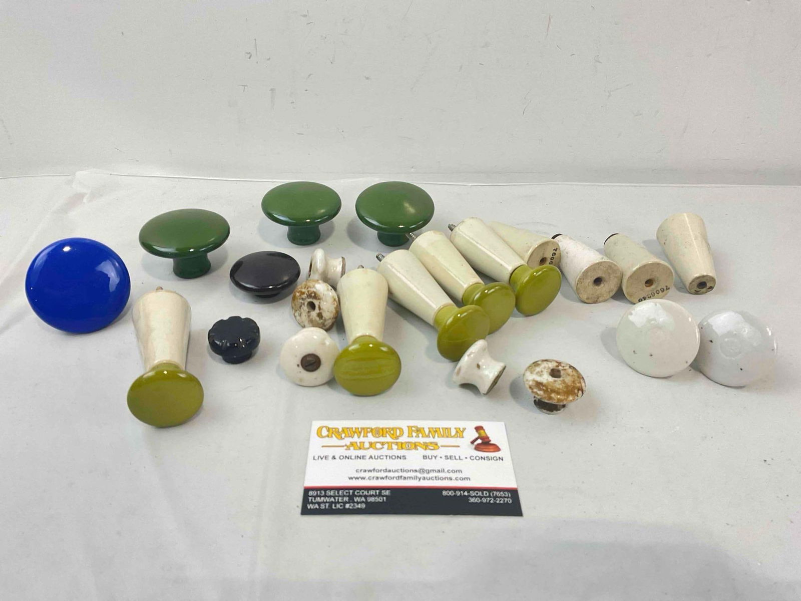 22 pcs Vintage Door Knobs & Pulls, incl. Ceramic & Glass. Very Good Condition. See pics.: 22 pcs Vintage Door Knobs & Pulls, incl. Ceramic & Glass. Very Good Condition. One may be Bakelite? Unsure. Minor wear indicative of age and use, condition is otherwise very good. Fits in bag