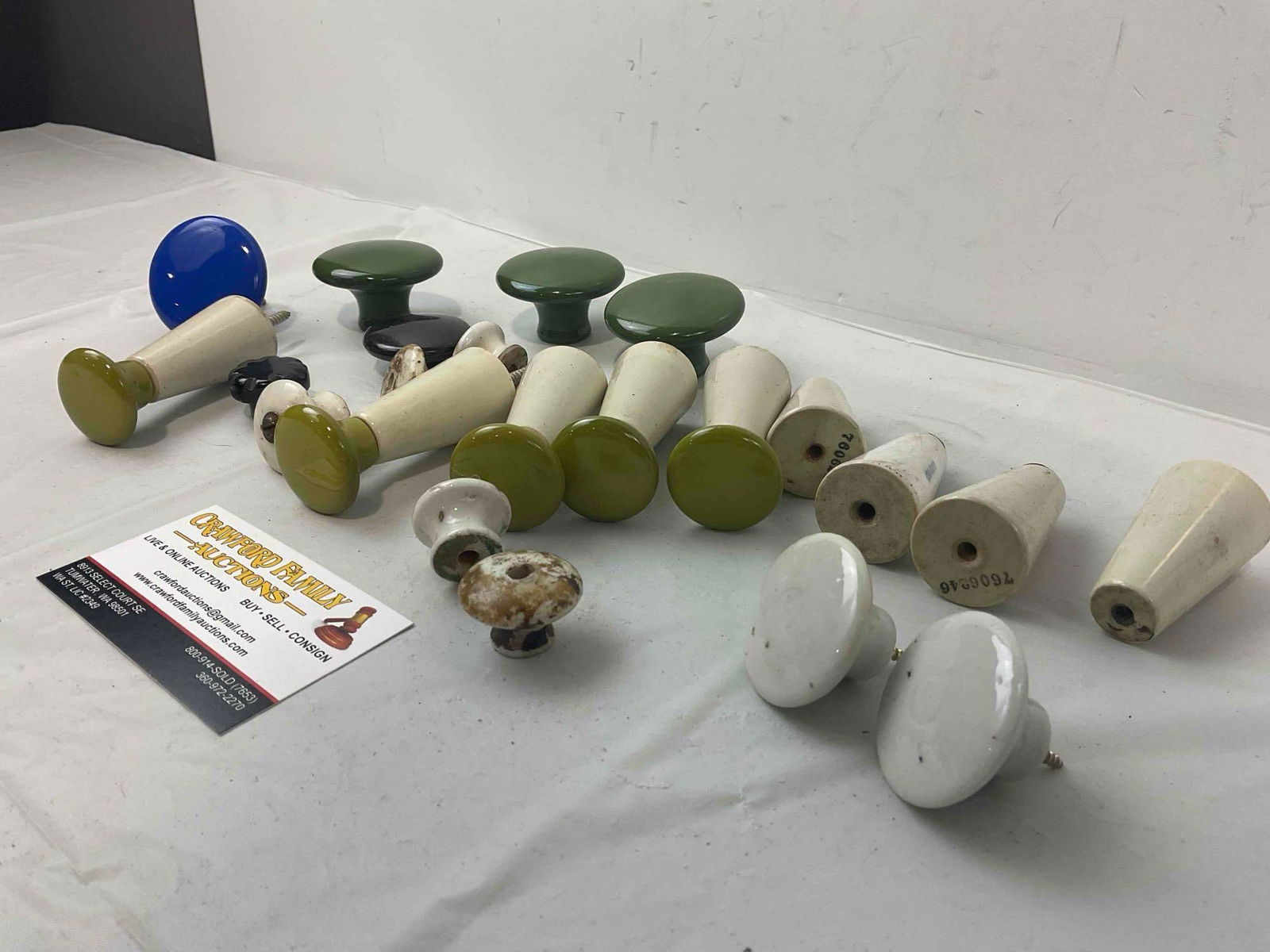 22 pcs Vintage Door Knobs & Pulls, incl. Ceramic & Glass. Very Good Condition. See pics. - 2