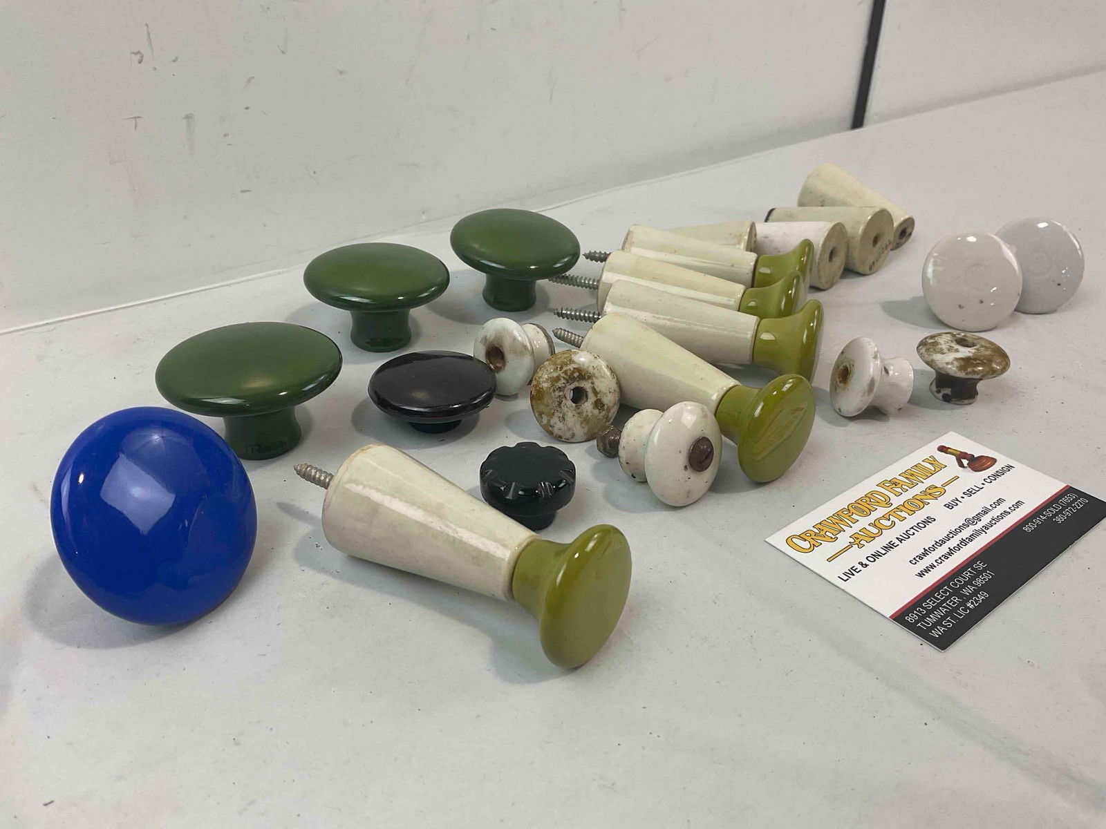 22 pcs Vintage Door Knobs & Pulls, incl. Ceramic & Glass. Very Good Condition. See pics. - 3