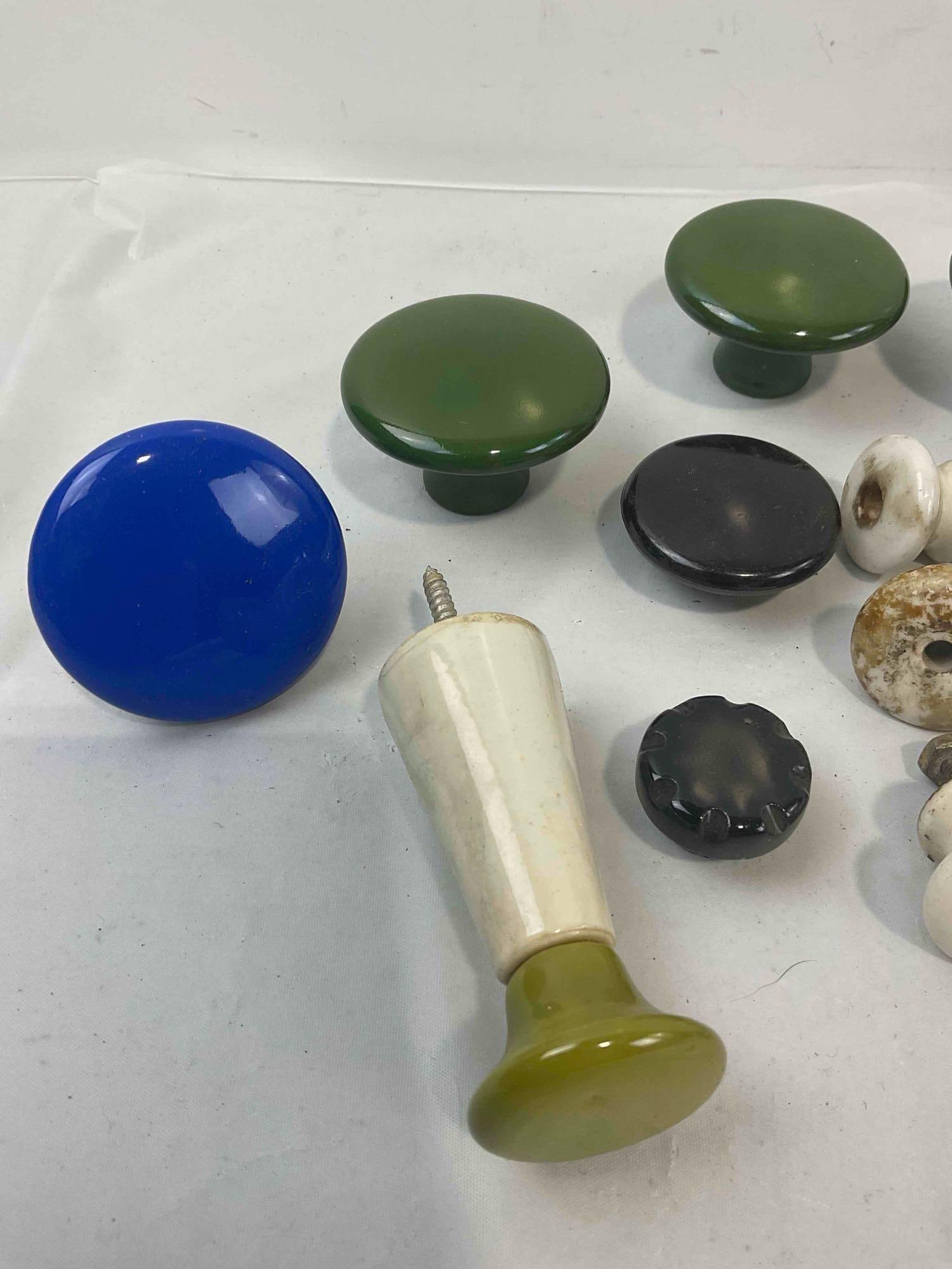 22 pcs Vintage Door Knobs & Pulls, incl. Ceramic & Glass. Very Good Condition. See pics. - 4