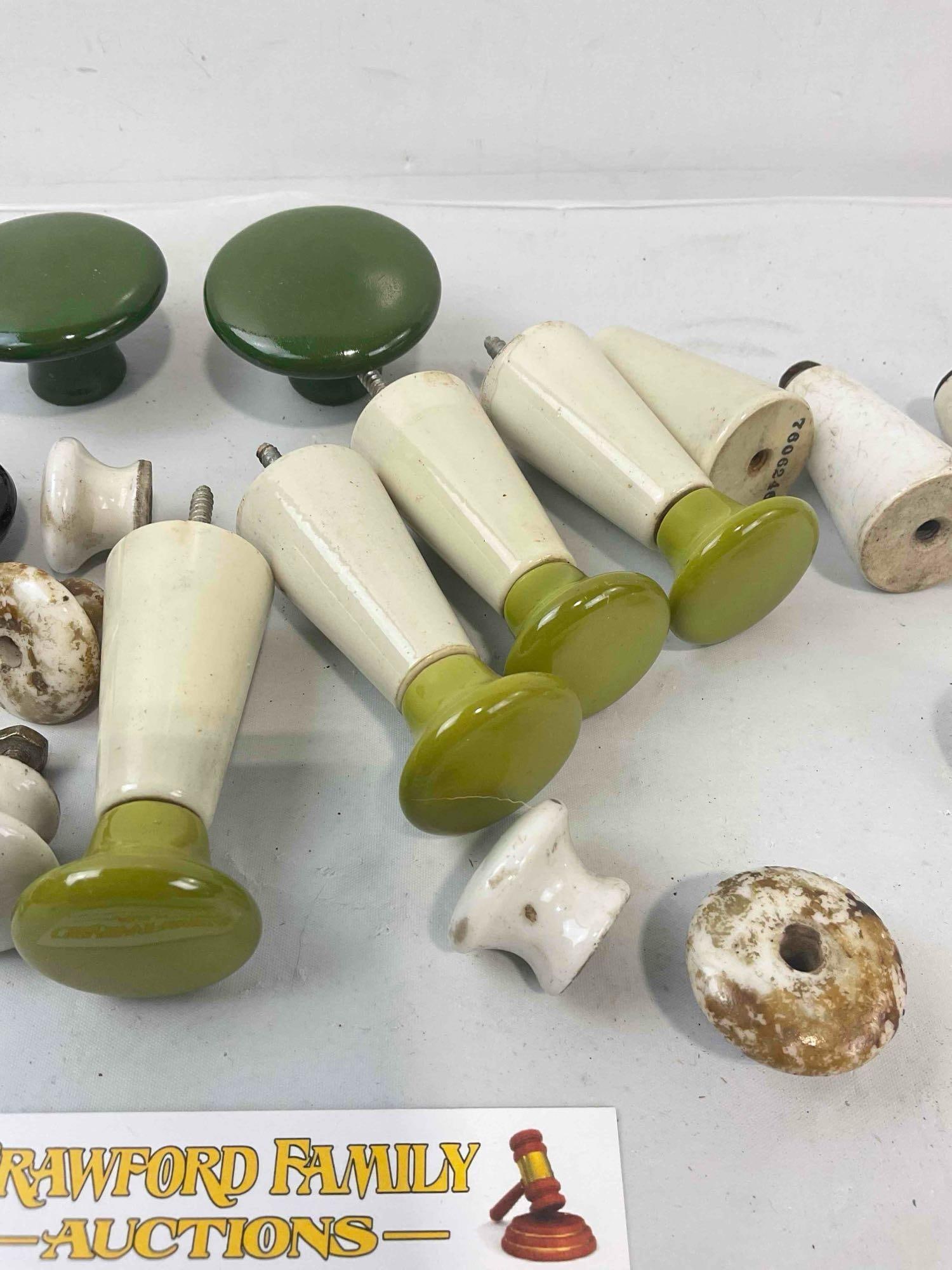 22 pcs Vintage Door Knobs & Pulls, incl. Ceramic & Glass. Very Good Condition. See pics. - 5