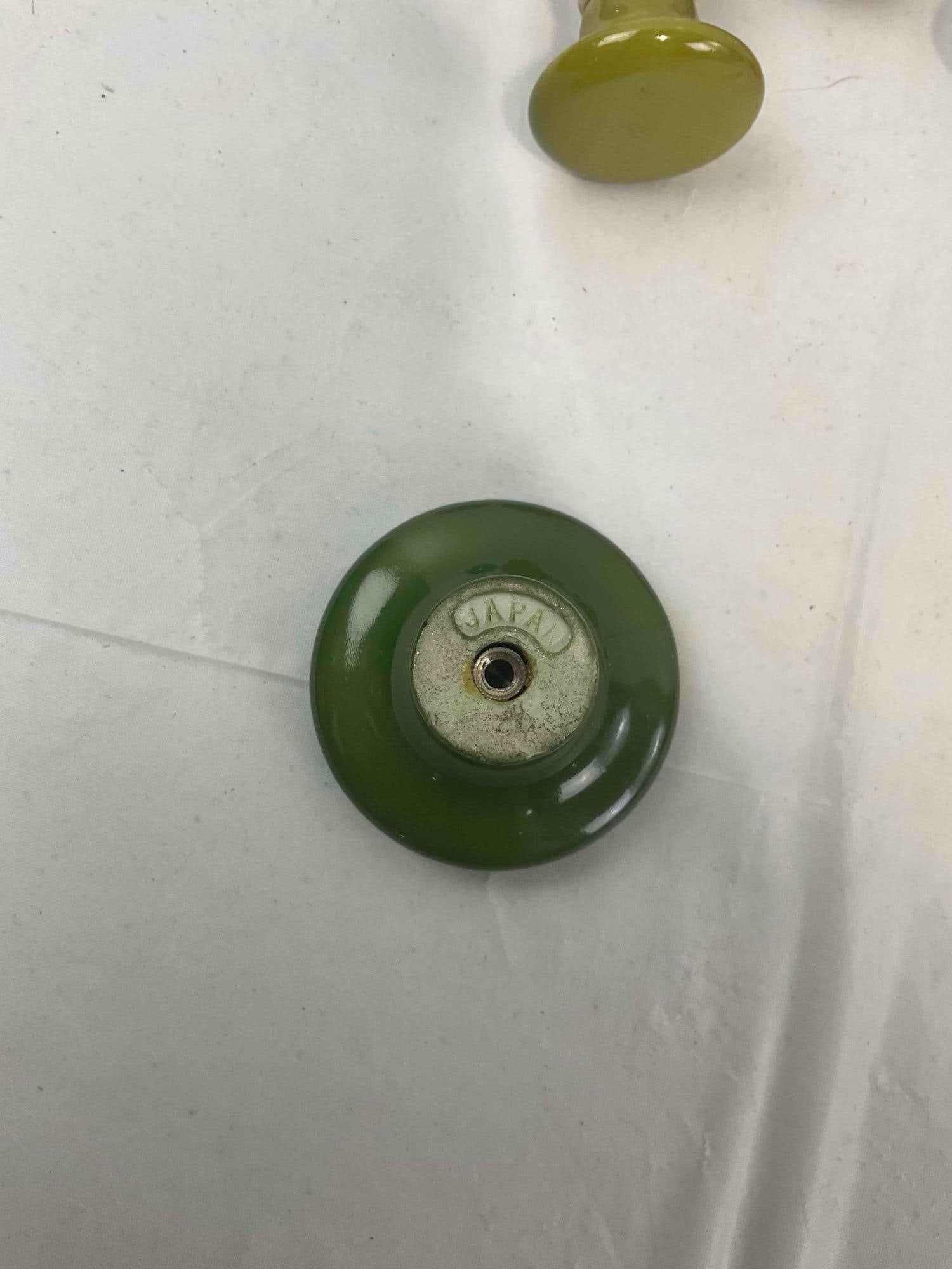 22 pcs Vintage Door Knobs & Pulls, incl. Ceramic & Glass. Very Good Condition. See pics. - 7