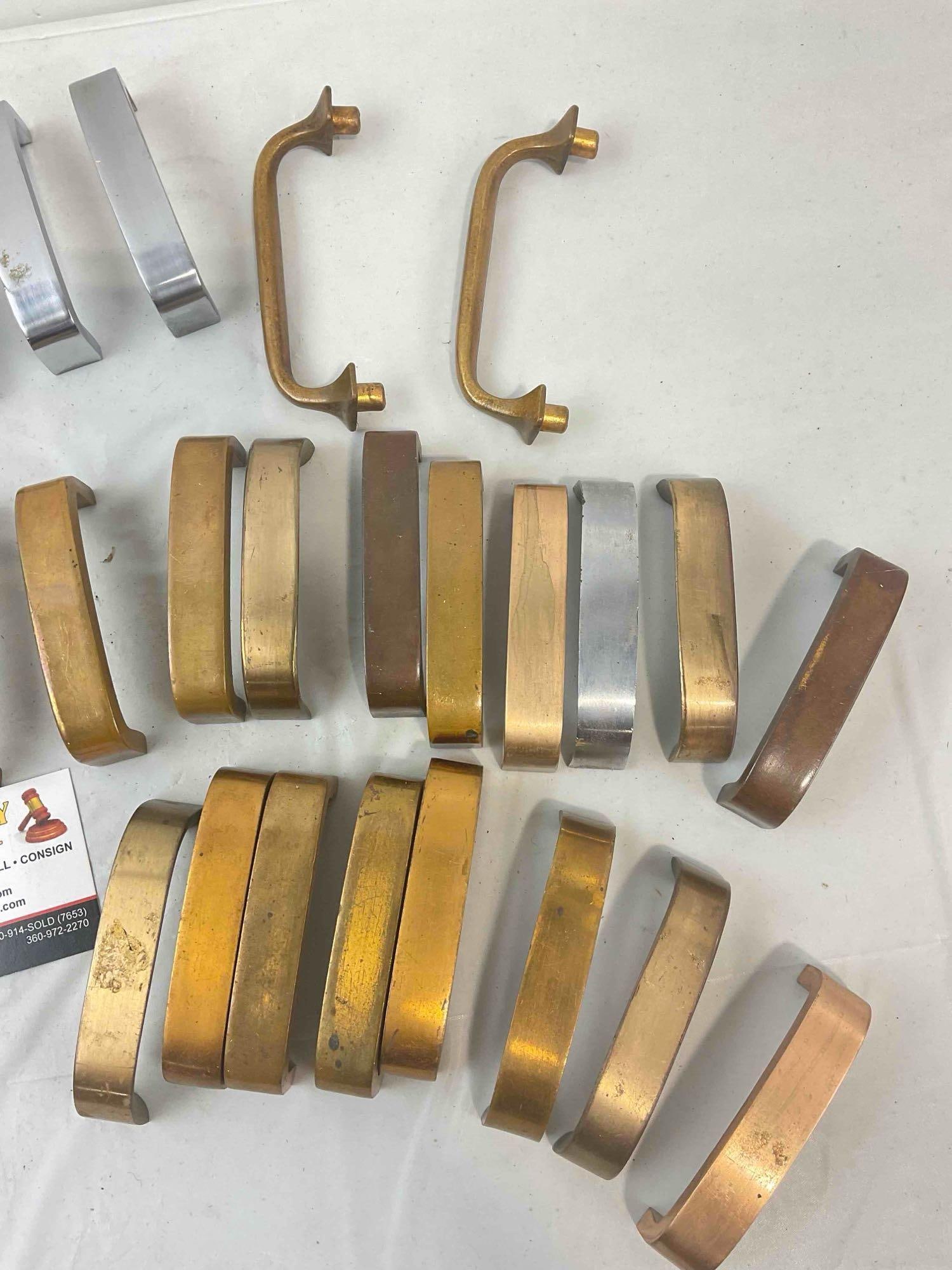 30+ pcs Vintage Metal Drawer Pulls. Largely Brass. Very Good Condition. See pics. - 5