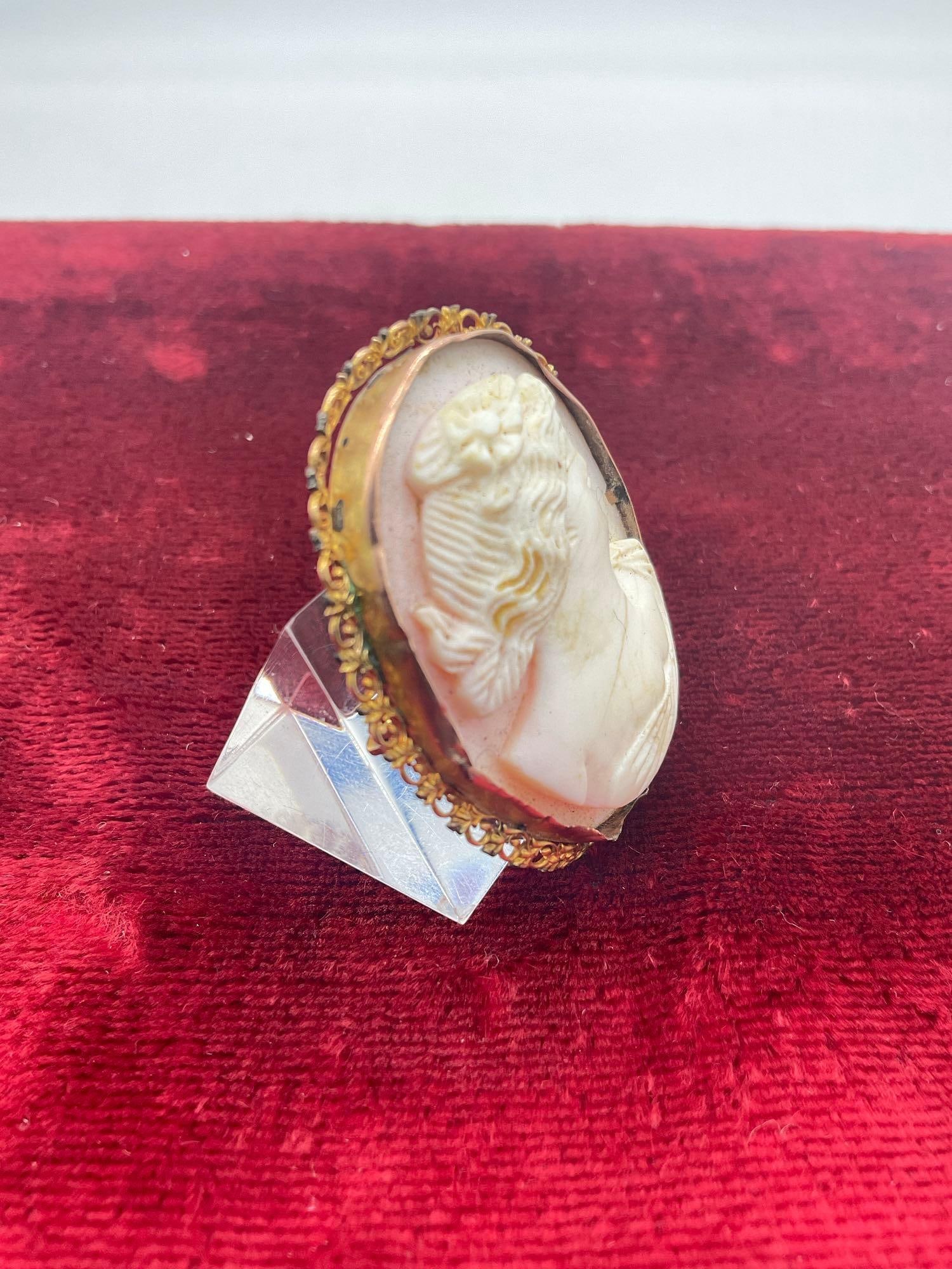 Antique Victorian Oval 14K gold Brooch w/ Intricate Filigree frame Featuring a Female bust Cameo - 2