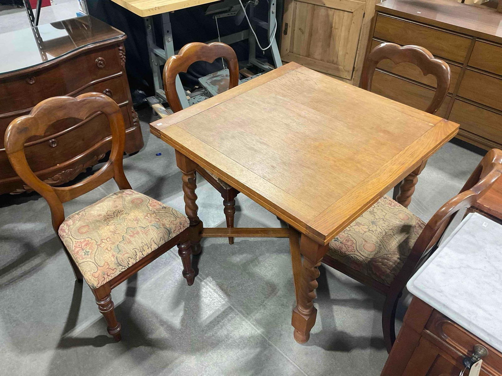 Antique Oak Drop Leaf Kitchen Table & 4 pcs Antique Mahogany Chairs. Excellent Condition. (1 of 9)