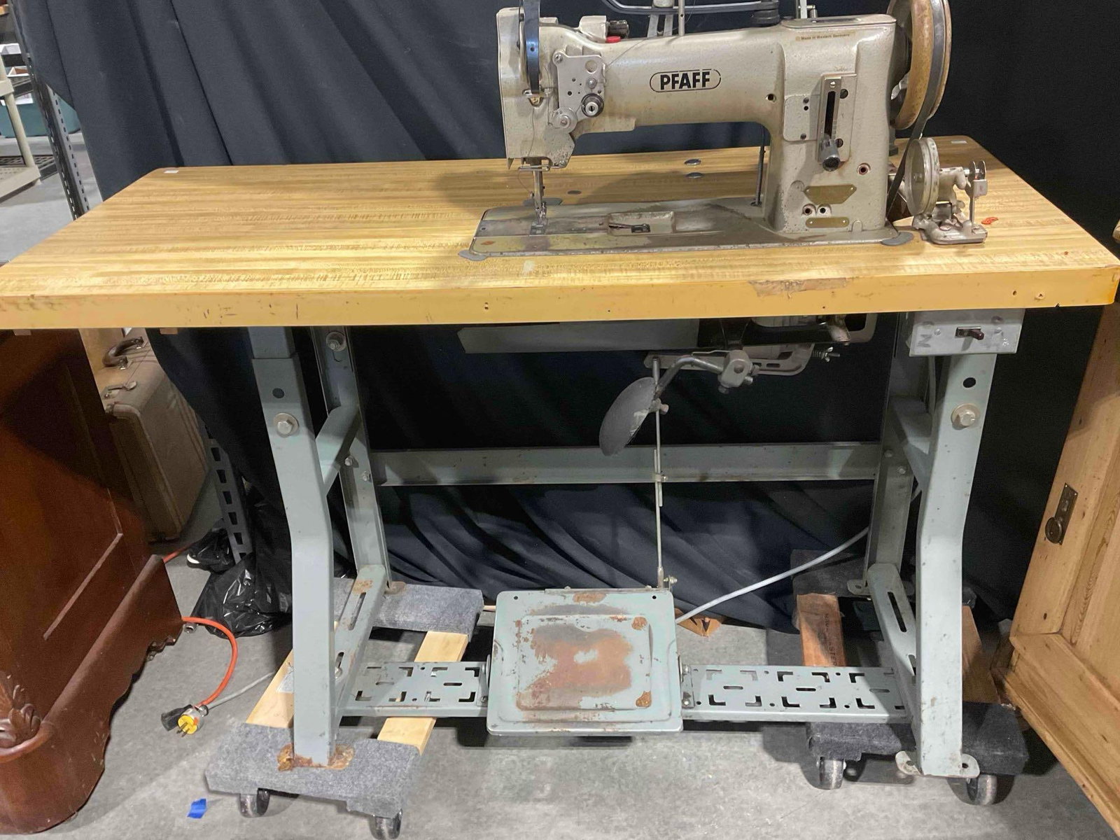 Vintage PFAFF Industrial Sewing Machine Model 545. Tested, Works. Very Good Condition. - 9