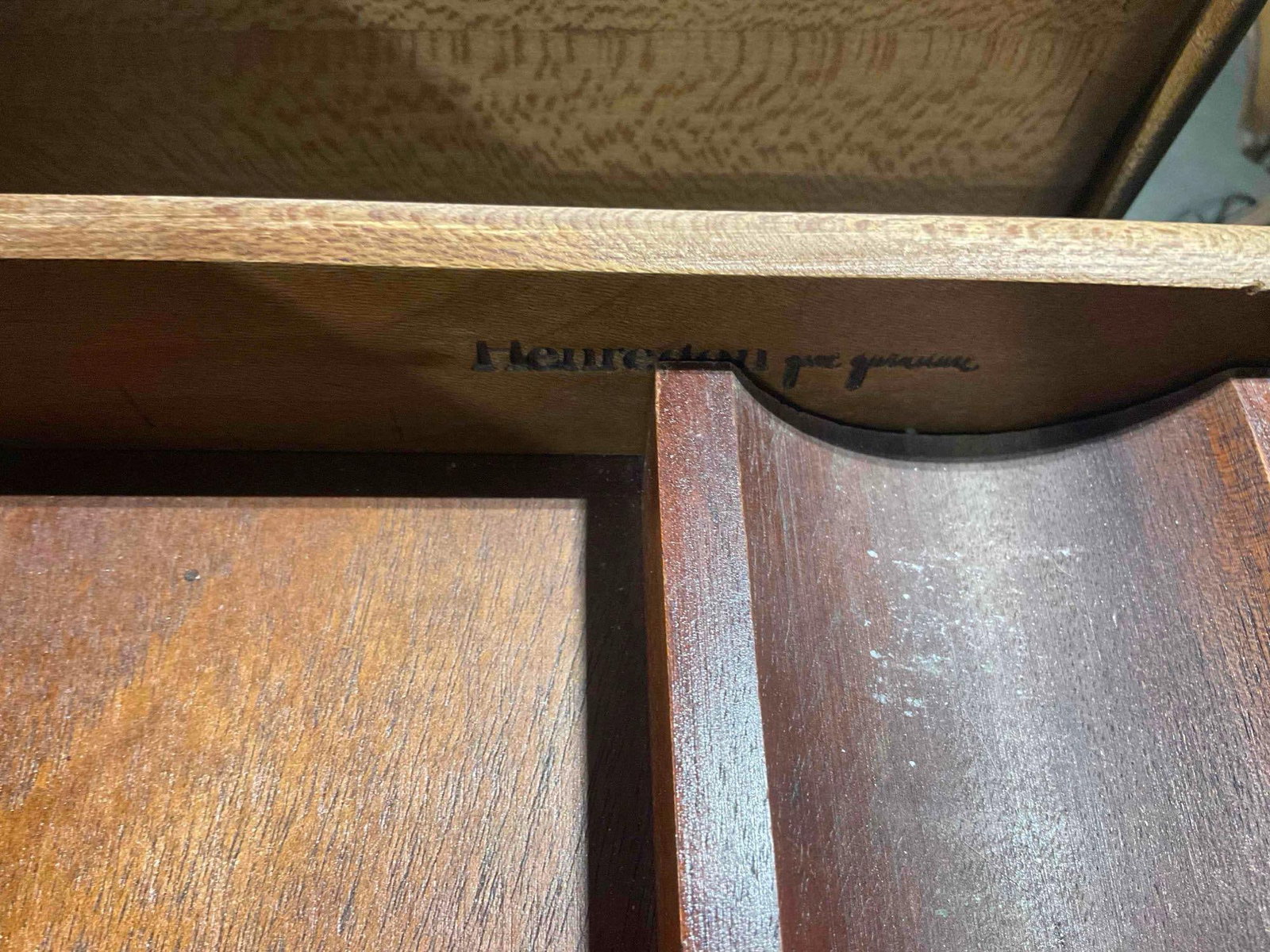 Vintage Henredon French Provincial Style Oak Writing Desk w/ Glass Top. Excellent Condition. - 6