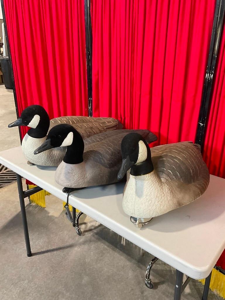 3x Goose Decoy Floats with Faux Down Felt Necks. Inc Greenhead Gear & Higdon Brands: Approximately 26" x 30" x 19" altogether. Items are in fair condition with slight wear from previous use. V-5600 6 *Oversized shipping may apply* 