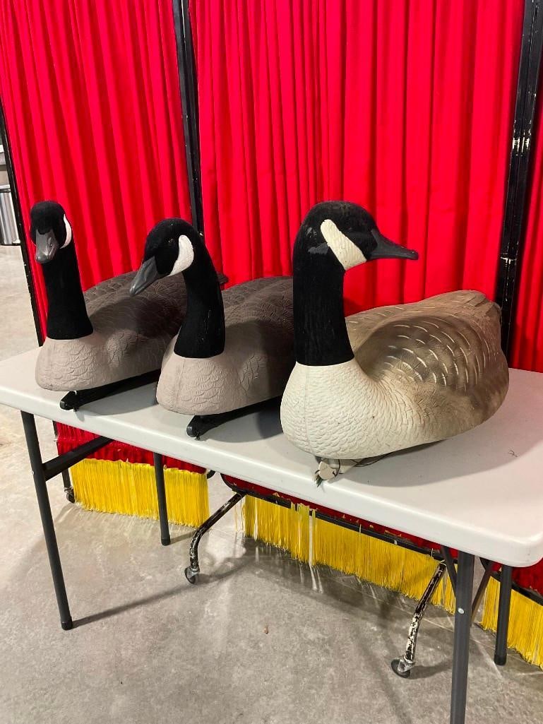 3x Goose Decoy Floats w/ Faux Down Felt Necks. Inc Higdon & Greenhead Gear Brands: Approximately 25" x 27" x 17" altogether. Items are in fair condition with minor wear. V-5600 *Oversized shipping may apply* 